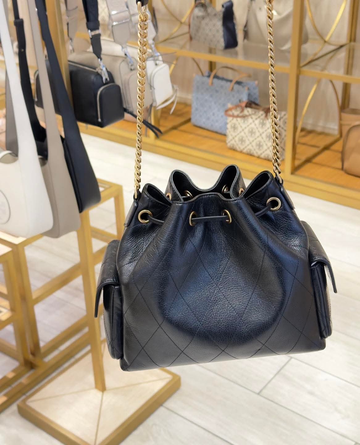 香港現貨-Tory Burch CHARLIE QUILTED DRAWSTRING SHOULDER BAG blk