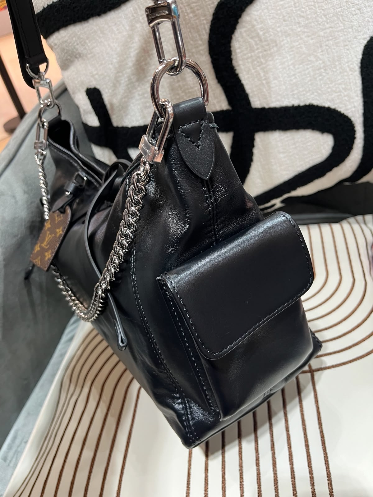Lv CarryAll cargo Vibe pm leather 33.5 x23xd15cm 100%Authentic,98%new ✅收據 ✅dust bag ✅box