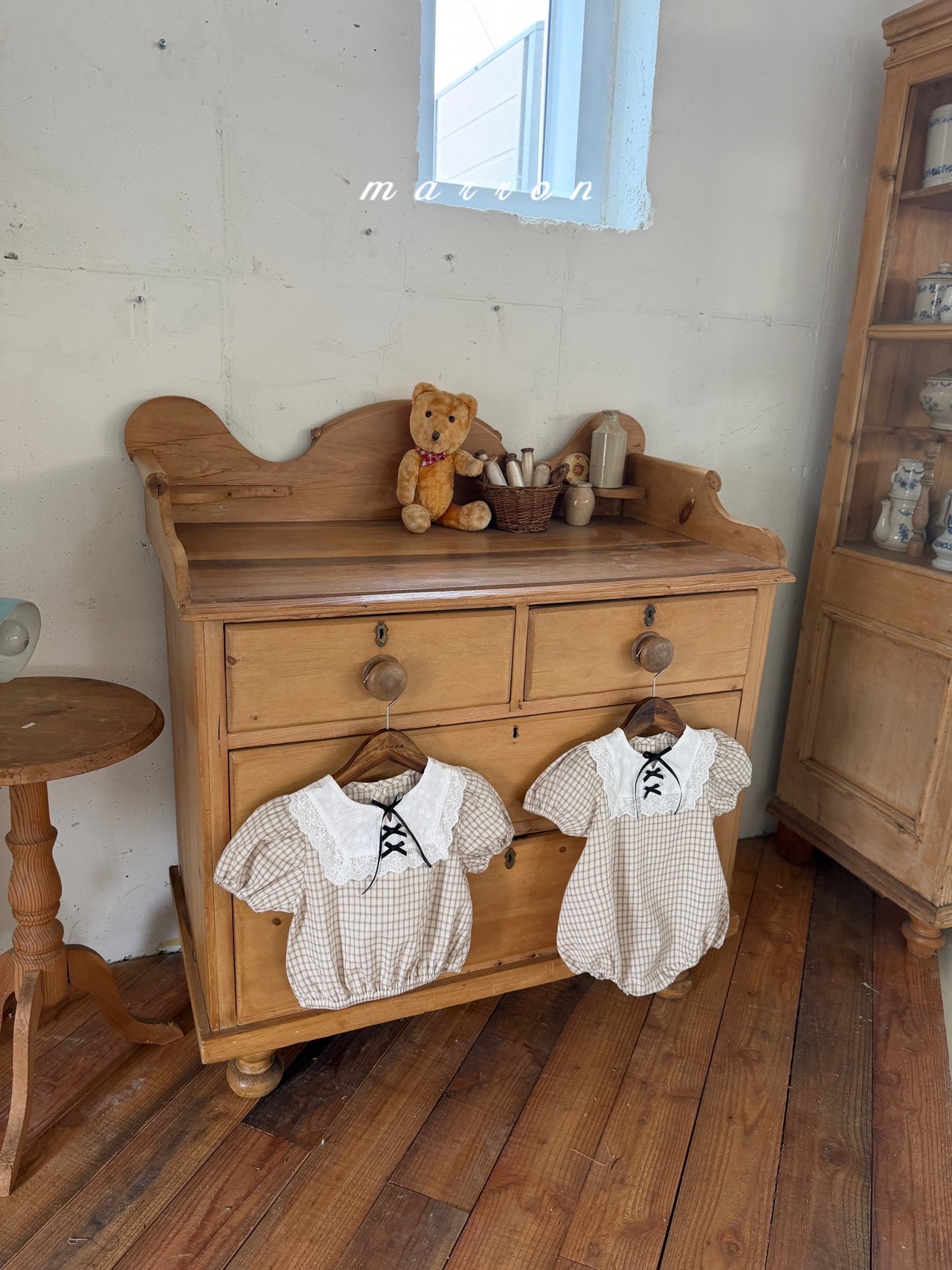 ☀️預訂 韓國直送☀️🇰🇷Marron兩色絲帶蕾絲領格紋泡泡袖包屁衣