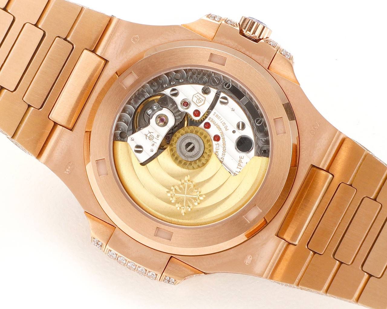 强势来袭！ 超级满天星方钻鹦鹉螺！ 1⃣️升级修正不锈钢表带，部分根据鹦鹉螺不锈钢表带拆解开发，完美贴合！ 2⃣️目前唯一使用圈口和表带方钻无爪镶石工艺，经历无数次的加工工艺，只为做到极致，终于大功告成！ 3⃣️全新订制修正版的Cal.324机芯，机芯摆轮位置与原装一致！深度洗花和刻字，机芯的还原度极高！ 4⃣️指针升级：秒针中心点升级为针轴秒针！ 鹦鹉螺满天星方钻王中王！欢迎您的品鉴！😎💯🌟