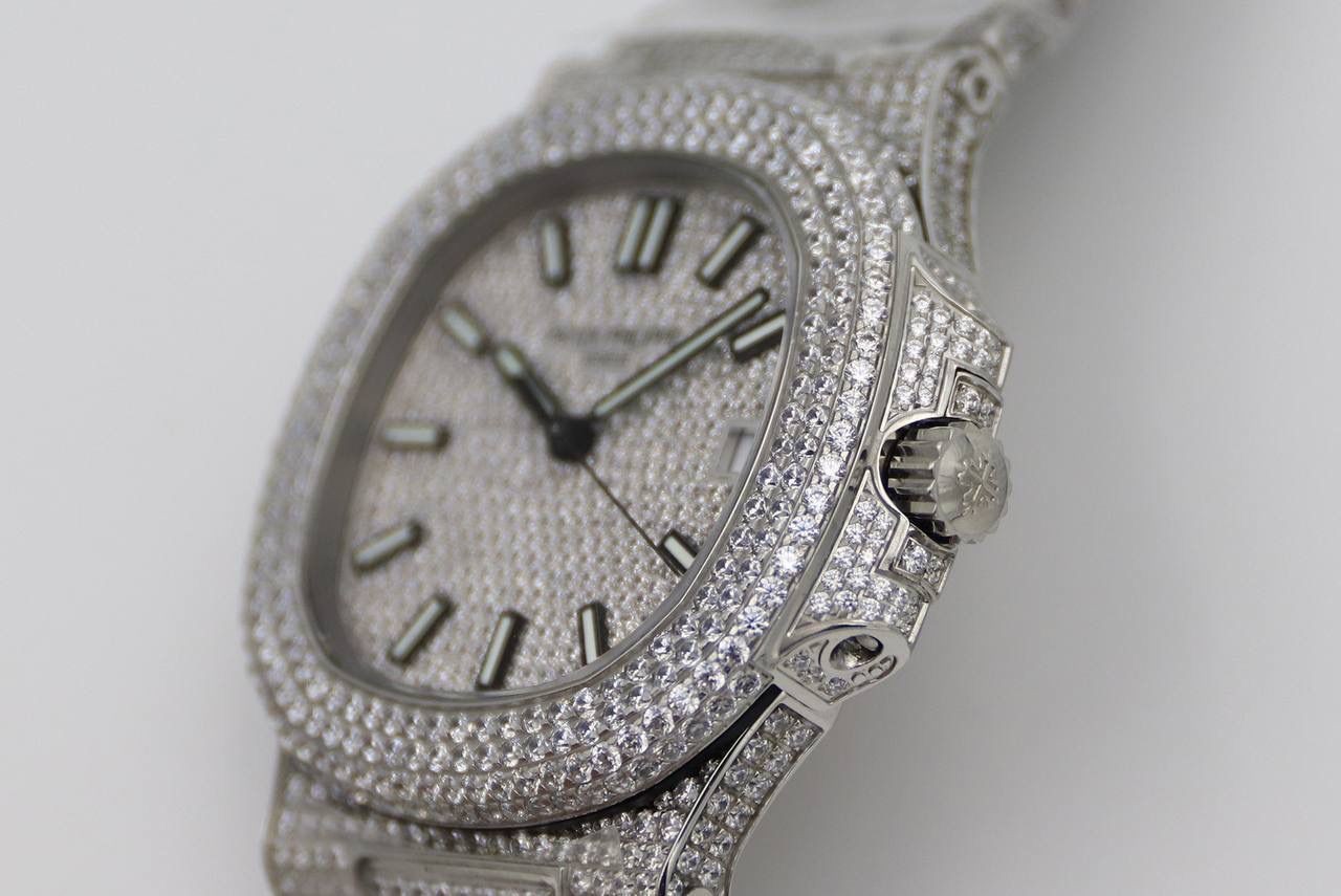 百达翡丽鹦鹉螺满天星V3版。少量到货！！！独家还原正品后镶钻。 全新修正V2版不足的四大细节： 1.表盘上12个条形刻度，根据原装5711字钉开模，效果保持了跟原装一致的黑油条形夜光刻度。 2.全新定制原版324机芯，V3版本机芯摆轮位置与原装一致，CNC数控技术打造机芯夹板，深度洗花和刻字，效果保持了原装应有的细节，机芯结构还原度极高。 3.表带升级还原正品后镶钻侧面表带镶石工艺：挑战难度极高百达翡丽鹦鹉螺侧边镶钻表带R8制表师历练数年多次，尝试过无数种加工工艺，即使再难也有破釜沉舟的心态，如今终于大功告成，还原正品后镶钻效果，是目前唯一可以做到表带侧边镶钻工艺。 4.指针升级：秒针中心点升级为针轴秒针。 （让你体验最奢华百达翡丽鹦鹉螺）