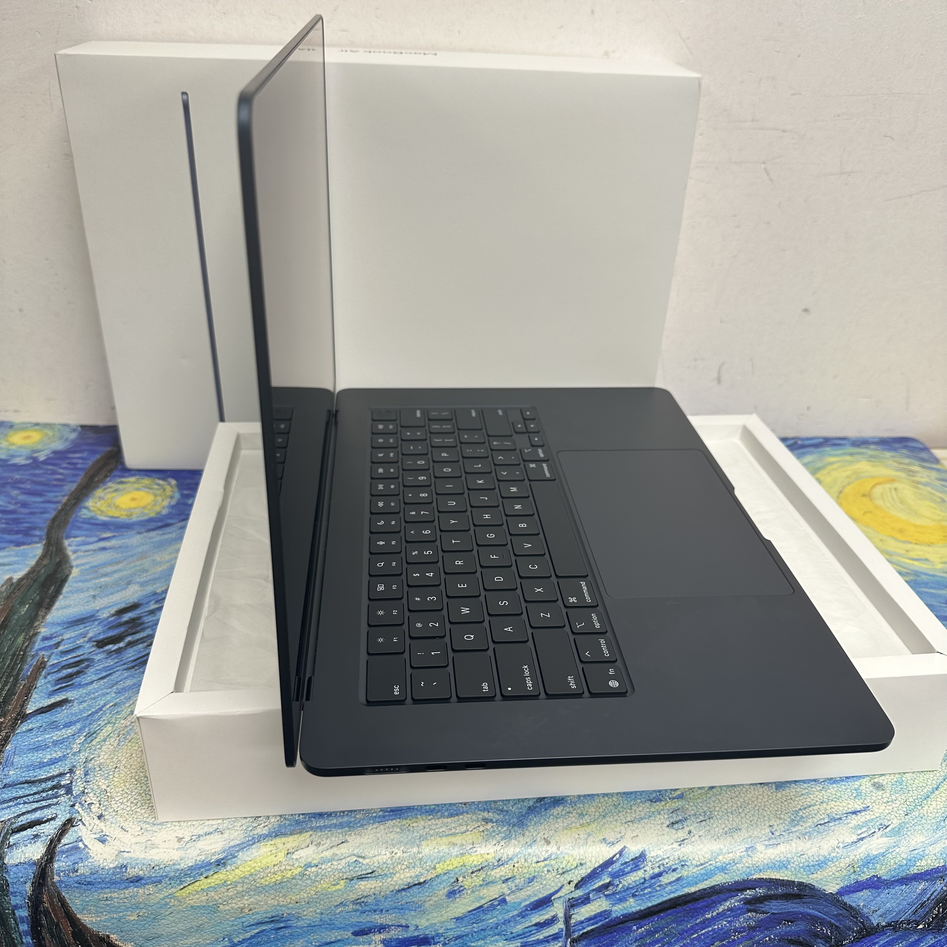 （閒置品🔥MacBook M4 Air )APPLE  MacBook Air M4 2025 M4 CPU/ 16GB Ram/256GB SSD/10核心GPU/Liquid Retina Mon/15吋/午夜藍色/Gaming Laptop / Notebook / 超強續航能力/文書機 / 畫圖 / 剪片 / Movie / Netflix