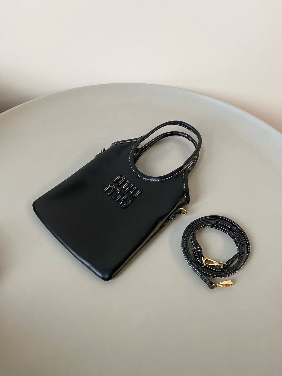 🈶黑色 𝗠𝗶𝘂𝗠𝗶𝘂托特 缩小版的ivy来噜 真的是除了可爱还是可爱！ 感觉谁背都是萌萌哒hahaha～ 这种siza就不挑身高了，没有局限 还有肩带，除了手拿斜挎也巨好看 容量小包里算不错的了，日常外出足够，能放pro max 20×24cm #F0110m