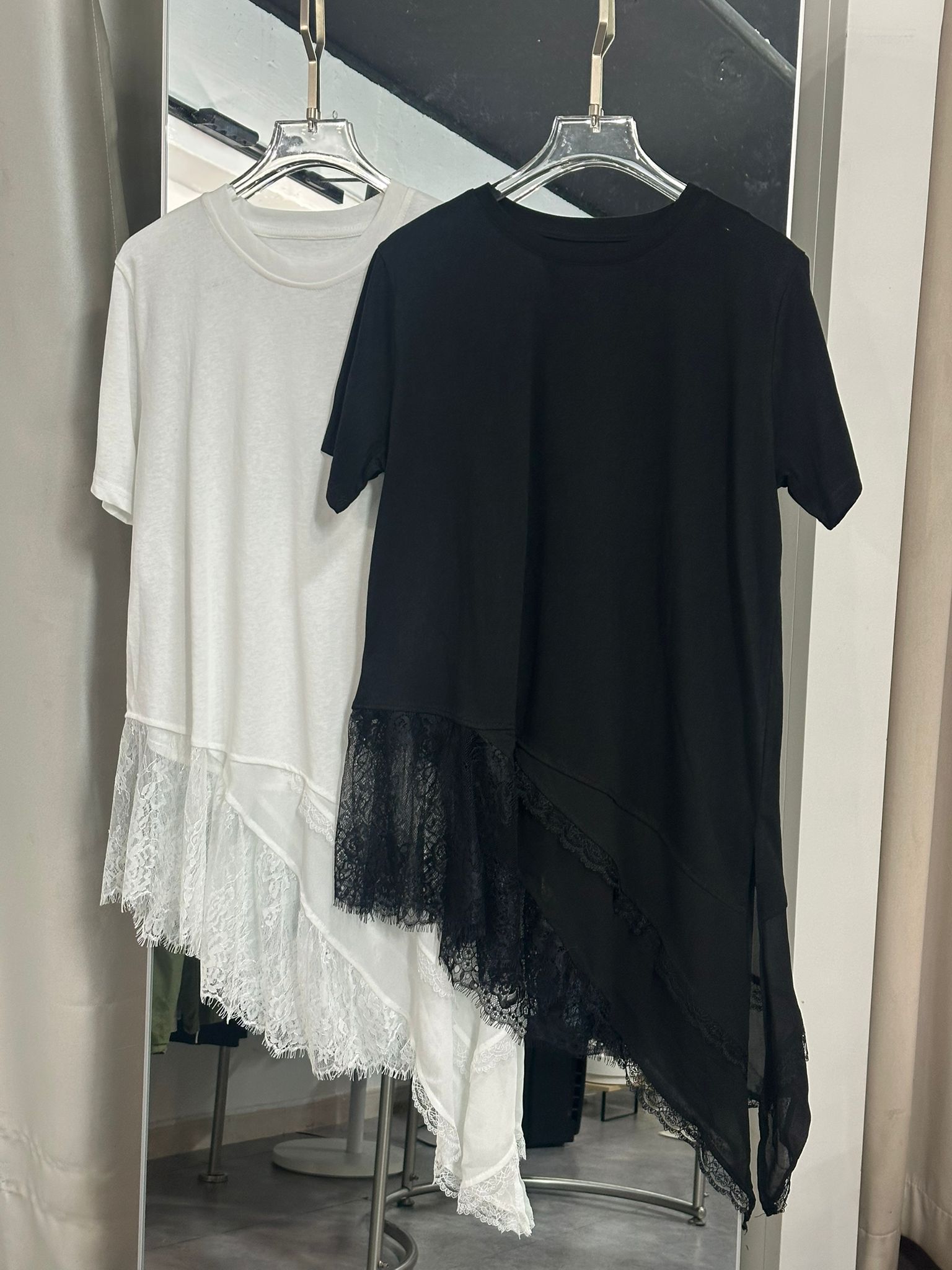 蕾絲拼接不規則下擺上衣