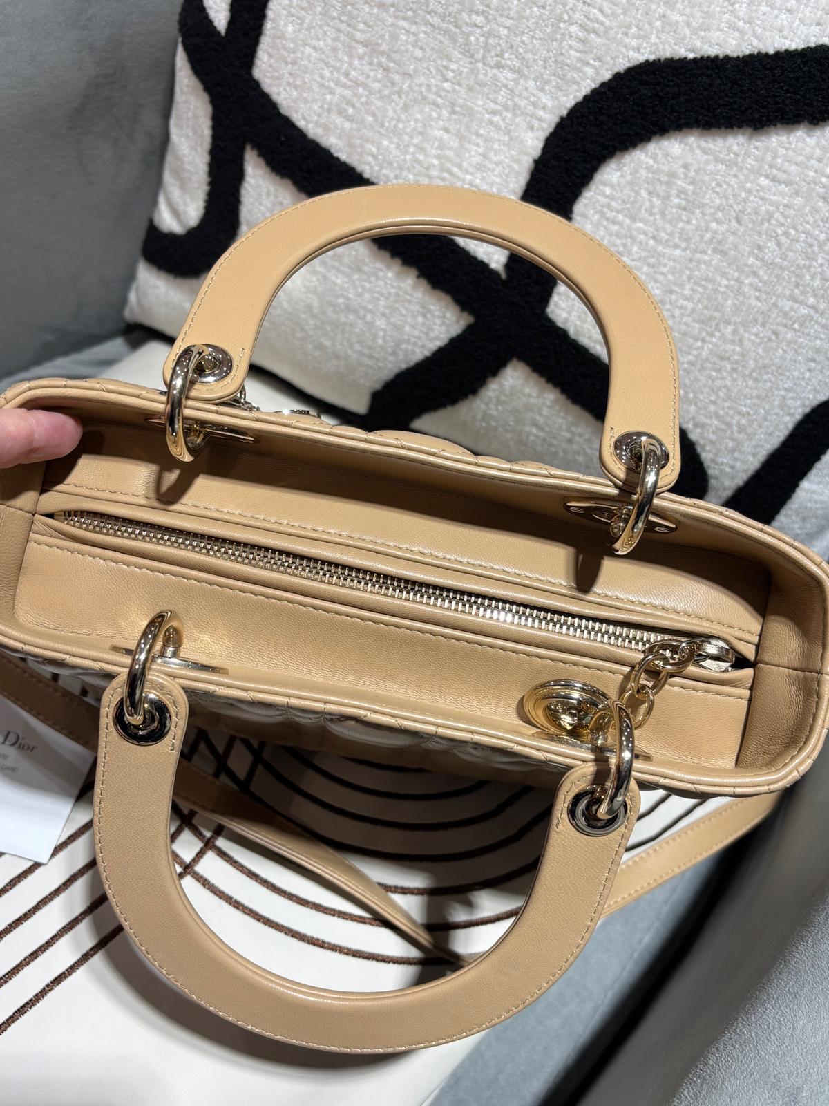 Dior lady Dior medium beige 100%Authentic, 98%new ✅ certificate card✅塵袋