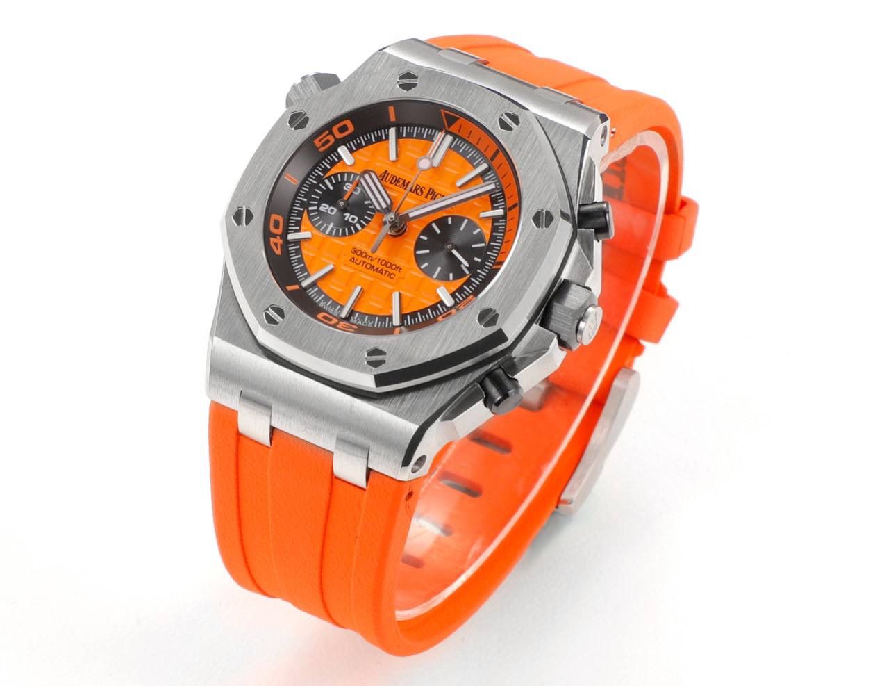 🚀AP爱彼皇家橡树系列水果腕表💯 型号：26703 跑秒计时自动机械男表 搭载原版cal.3124机芯 直径：42mm 超强夜光 1.表壳材质选用的316L精钢，经过CNC一次成型锻造了42mm的表径，表壳在经过拉丝工艺多次打磨抛光后做到了无懈可击，包括螺钉也一致还原 2.表盘字面格纹错落有致，立体感很强。刻度线粗细程度以及长短均与正品保持一致。条钉时标内部填充超强夜光材料。两组小圆盘对称分布，就像两只小眼睛。盘面内有一圈一圈的放大环，细节处理很到位。 3.橡胶表带表面的磨砂质感很强.采用无味不沾灰尘的进口橡胶，只为提高佩戴的舒适感 4.前后玻璃都采用蓝宝石水晶镜面玻璃，镜面通透性也很强。这款腕表采用3124机芯，做到了外观和正品的极其相似，走时精准稳定！！！