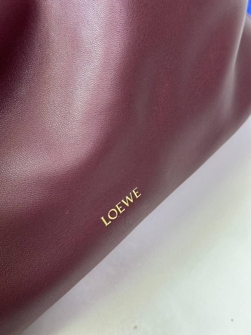 🎈中号链条款𝙁𝙡𝙖𝙢𝙚𝙣𝙘𝙤 𝙋𝙪𝙧𝙨𝙚羊皮 ——【酒红色】 尺寸：𝟯𝟬-𝟭𝟬.𝟓-𝟮𝟬𝐜𝐦 编码：012403 👉🏻延续福袋收缩绳褶皱设计，羊皮包身手感细腻柔软❤️ 👉🏻链条肩带➕皮肩带的双肩带设计，时尚百搭，给足了集美们多样化的选择。肩带可拆卸可调节，磁扣开合，正面烫金𝙇𝙤𝙜𝙤，呈现出高贵典雅的视觉感😍 👉🏻独家背景➕独家品质➕独家全套砖柜礼盒套装，市场高端品质皆在我手✌🏻