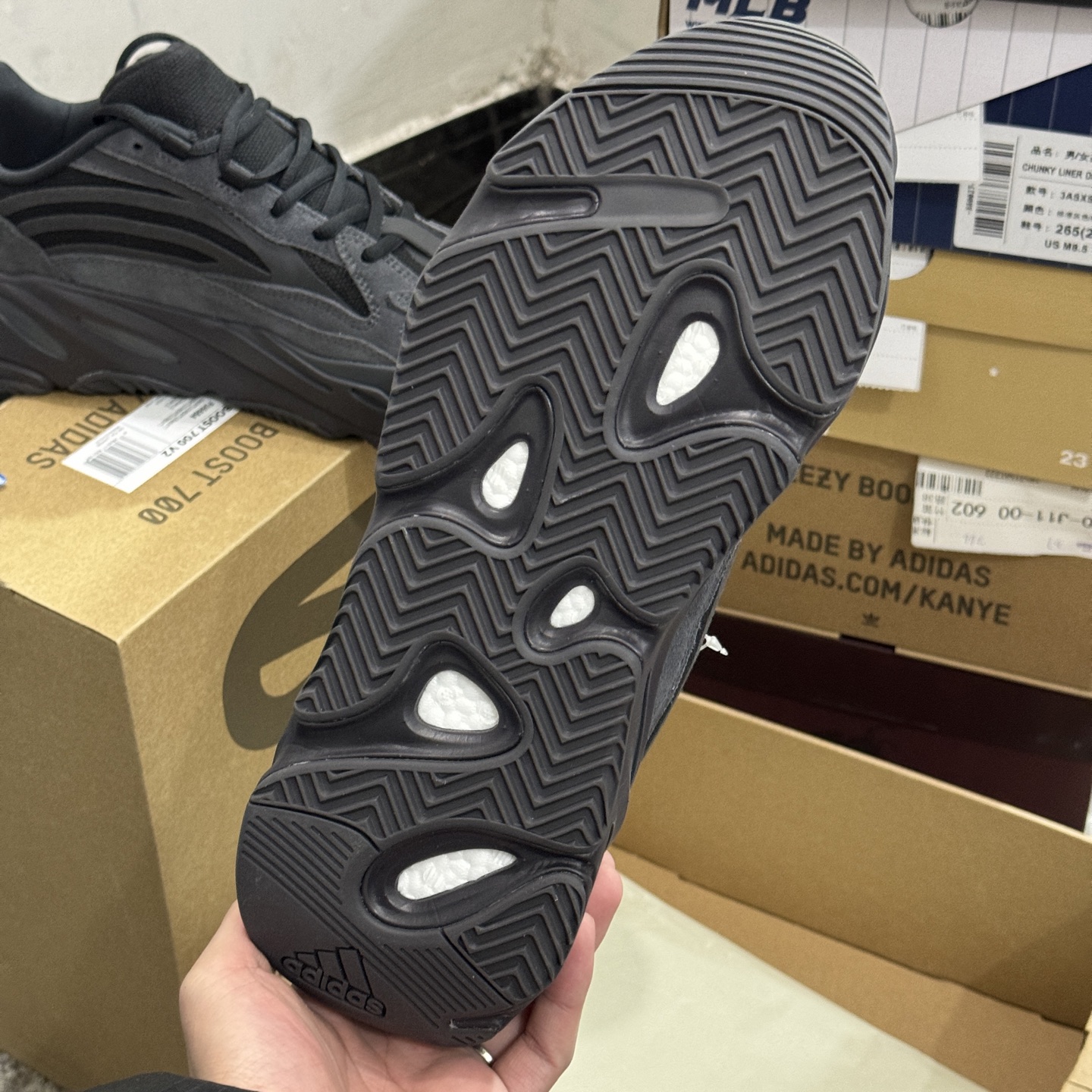 Adidas Yeezy Boost 700 V2 Vanta FU6684