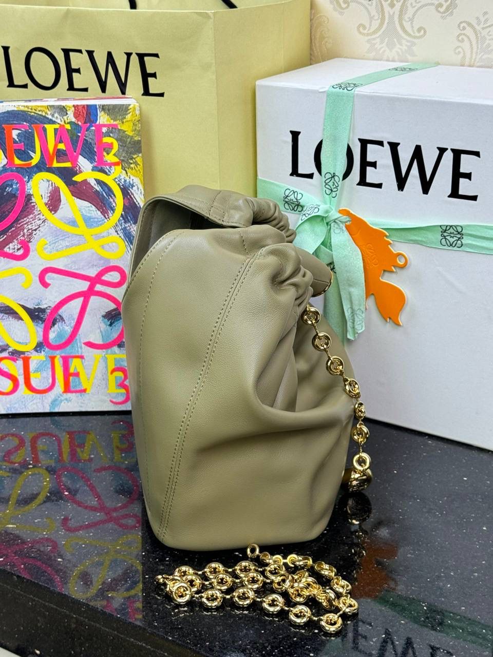 🎈（全钢五金）中号纳帕羊皮𝙎𝙦𝙪𝙚𝙚𝙯𝐞 —【按树绿】到货📍 尺寸中号：34-33-13.5cm 尺寸小号：29-10.5-24cm 型号:652328 【配全套礼盒】 😇罗家全新成员Squeeze手袋💯 满分到货•采用触感柔软的纳帕小羊皮革🐏•里外全皮💯传统工艺➕创新研究•全新独特设计。 😇最新宣言款配件：Anagramc pebbled 不锈钢及铝合金材质•升级打造标志性甜甜圈•相同质感•更轻重量。 😇具备令人惊讶的轻盈褶皱包身 可肩背、斜挎或手提*可调节甜甜圈⛓️链条肩带•搭配Anagram携刻鹅卵石•附加额外链条•可进一步延长肩带*磁扣开合*内部拉链口袋