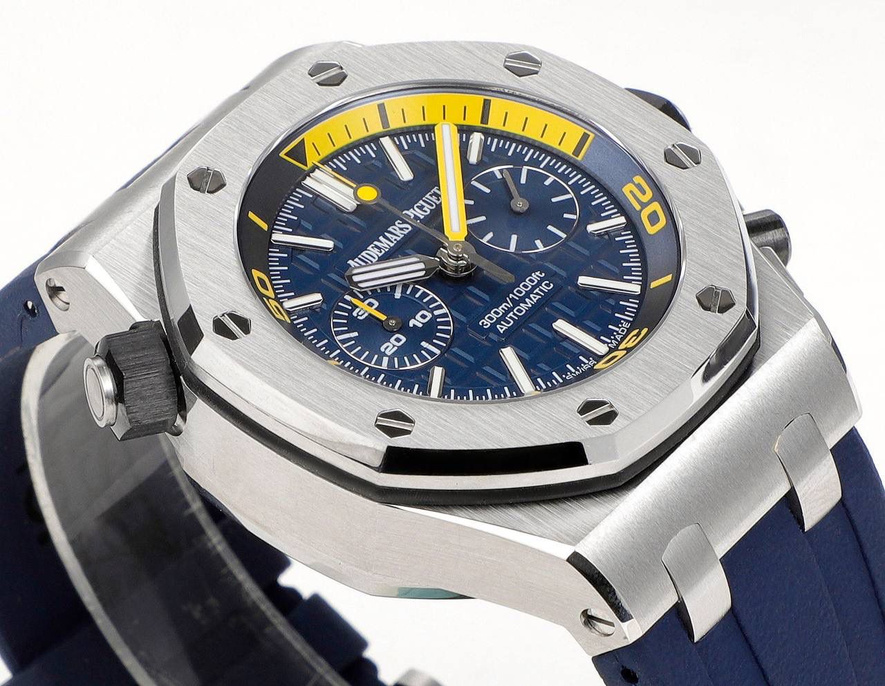 AP爱彼皇家橡树系列水果腕表 型号：26703 跑秒计时自动机械男表 搭载原版cal.3124机芯 直径：42mm 🔥🔥超强夜光 1.表壳材质选用的316L精钢，经过CNC一次成型锻造了42mm的表径，表壳在经过拉丝工艺多次打磨抛光后做到了无懈可击，包括螺钉也一致还原 2.表盘字面格纹错落有致，立体感很强。刻度线粗细程度以及长短均与正品保持一致。条钉时标内部填充超强夜光材料。两组小圆盘对称分布，就像两只小眼睛。盘面内有一圈一圈的放大环，细节处理很到位。 3.橡胶表带表面的磨砂质感很强.采用无味不沾灰尘的进口橡胶，只为提高佩戴的舒适感 4.前后玻璃都采用蓝宝石水晶镜面玻璃，镜面通透性也很强。这款腕表采用3124机芯，做到了外观和正品的极其相似，走时精准稳定！！！