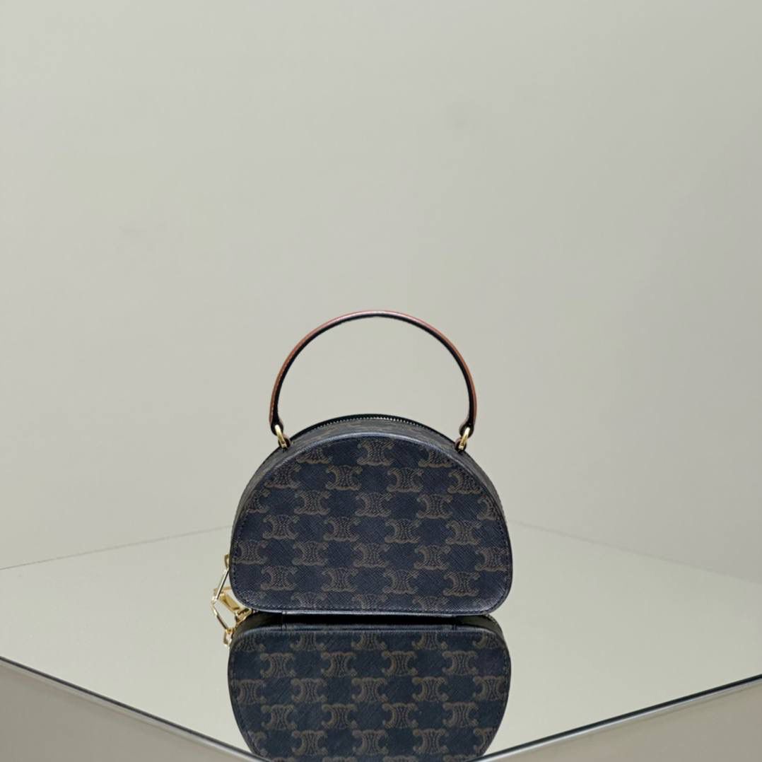 🔥大货实拍图 𝗖𝗘𝗟𝗜𝗡𝗘 ♥️ 𝗧𝗥𝗜𝗢𝗠𝗣𝗛𝗘浮雕半月包 型号：10K642 尺寸：18*12.5*6cm 𝑪𝒆𝒍𝒊𝒏𝒆𝟐𝟑𝑭𝑾最新爆款老花半月包🌙手提盒子，复古与现代的完美融合～每一个细节都尽显精致，从小巧迷你的包身到老花凯旋门的经典面料，都散发出无法抗拒的魅力🤎