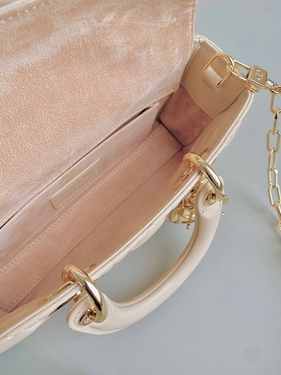 沙粉色小号🎀𝗗𝗶𝗼𝗿 𝗗-𝗝𝗼𝘆 𝗯𝗮𝗴羊皮2023款，新色 时尚果然就是轮回，回归了一把中古戴妃😍🌟 长方包形，短链条➕细长肩带直接封神！！ 复古时髦感超强，真是什么场合都可以把住 绝对是lady中的天花板了，强势出圈啦姐妹们 22.5×12×5.5cm