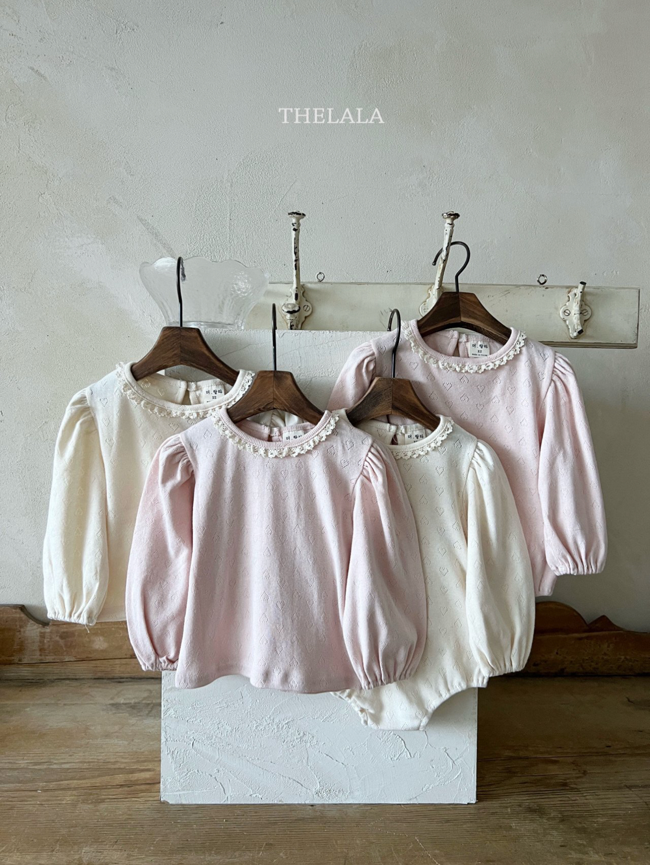 🌸預訂 韓國直送🌸🇰🇷THELALA兩色蕾絲心心通花泡泡長袖上衣