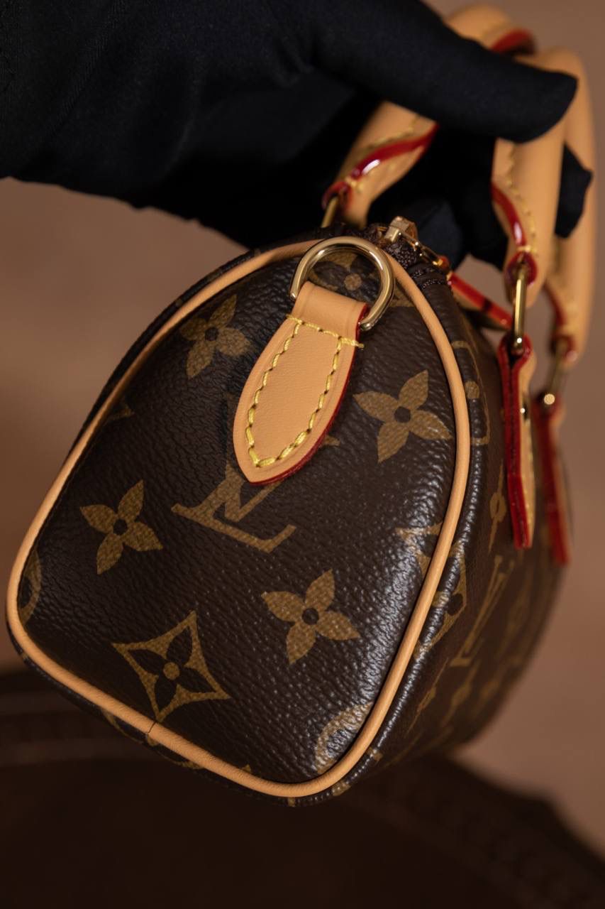 LV 枕头包🎀 这款 Nano Speedy 枕头包， 真的一眼就会被迷到 😍✨ 是 真正原厂级品质，ZP 正品级， 从材料、五金、车线到油边， 全部都用 正品级原材料，质感很稳很放心 👍