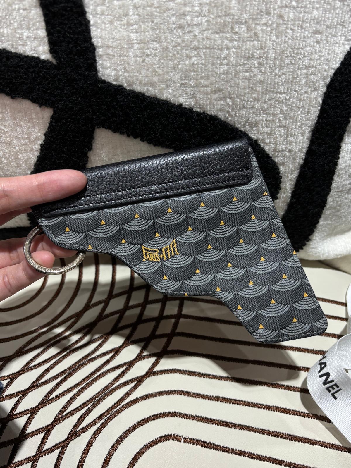 Fauré Le Page 的 Pochette Calibre 22槍形萬用收納包／零錢包 coins bag 100%Authentic, 98%new