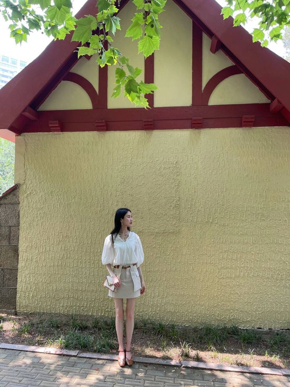 🔥大货实拍图 𝗖𝗘𝗟𝗜𝗡𝗘♥𝗠𝗔𝗜𝗟𝗟𝗢𝗡链条信封包 型号：10H422 尺寸：19.5*13*4cm 白色老花+棕边秋冬背都很好搭～重点是外层帆布，里层牛皮，很耐造！喜欢😍