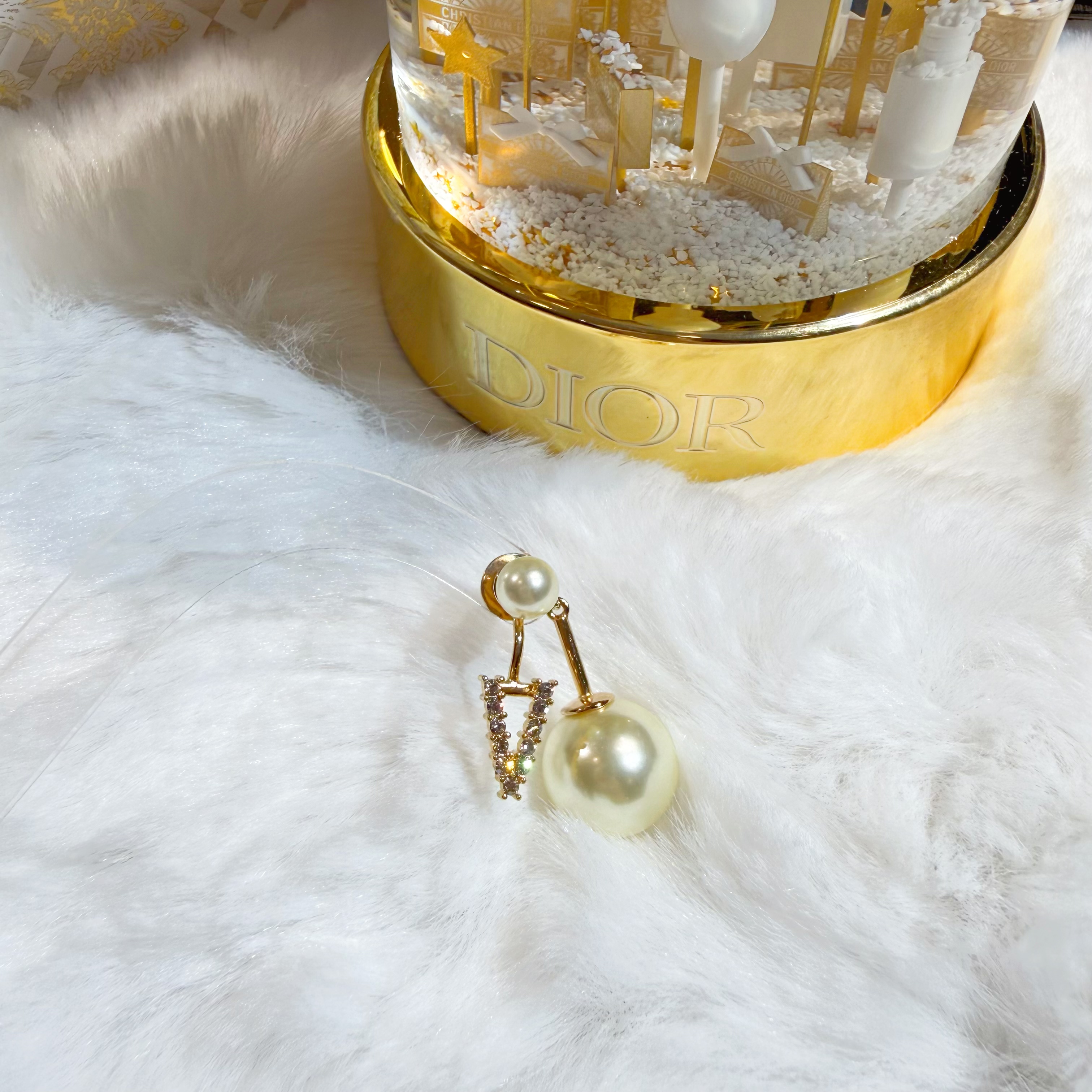 Dior earrings pearl/V