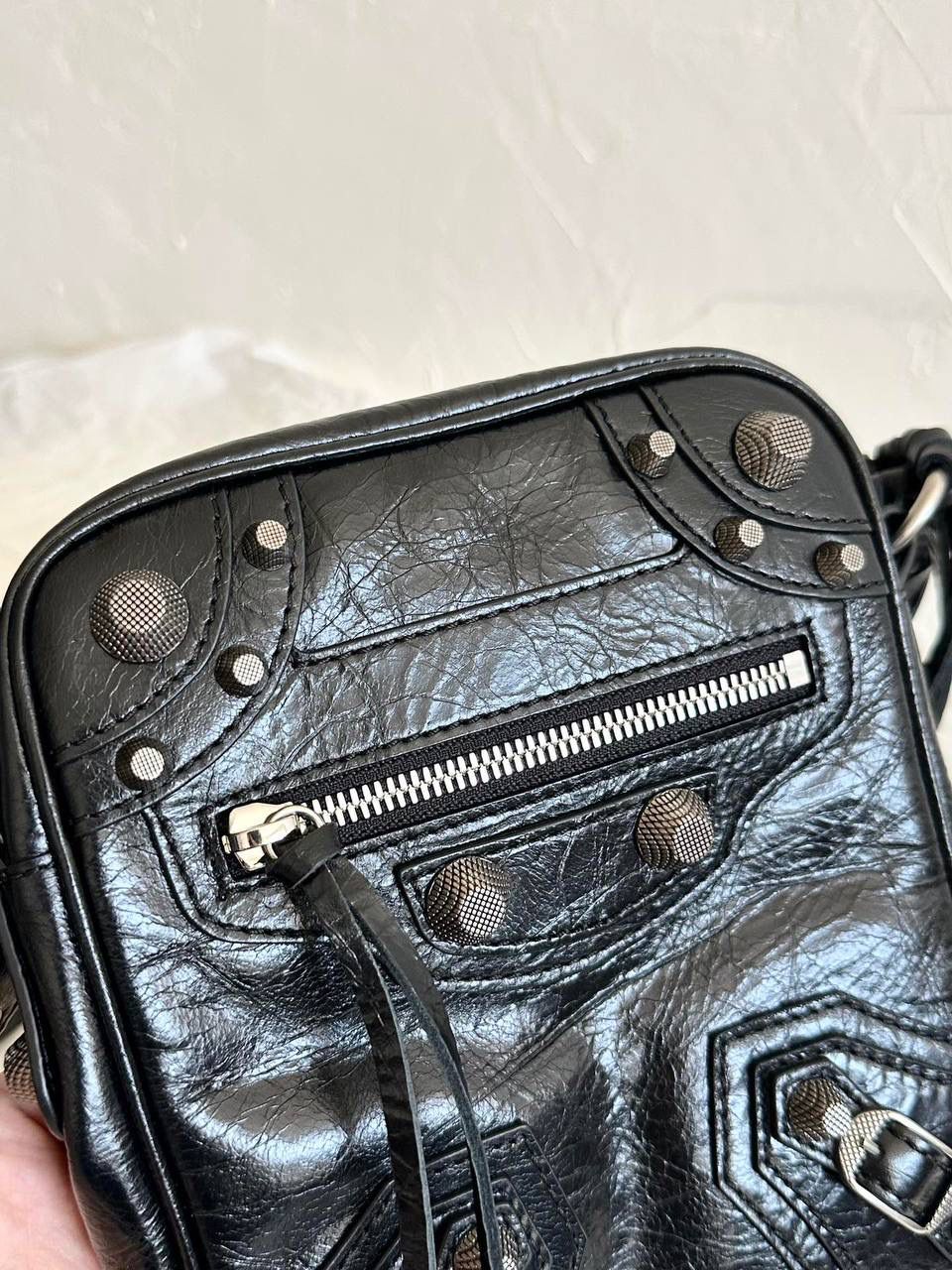 ba1enciaga Le cagole机车相机包💥 现在的男生打扮得越来越年轻时髦 这种时髦的男包简直像珍宝一样难得 他们家真的太懂现在的潮男潮女的需求了 版型是常规的相机邮差包，不会太over 但是！整个包都写着"机车"二字！ 低调的发着光，品味腔调的象征 咱家的油蜡皮爆裂感老客都知道的 纹路必须狠狠的"裂"开来 那种平滑的便宜的不对版皮请靠边～ ZP开发⚠️所有细节一致 21.5×17.5×5.5cm719065m