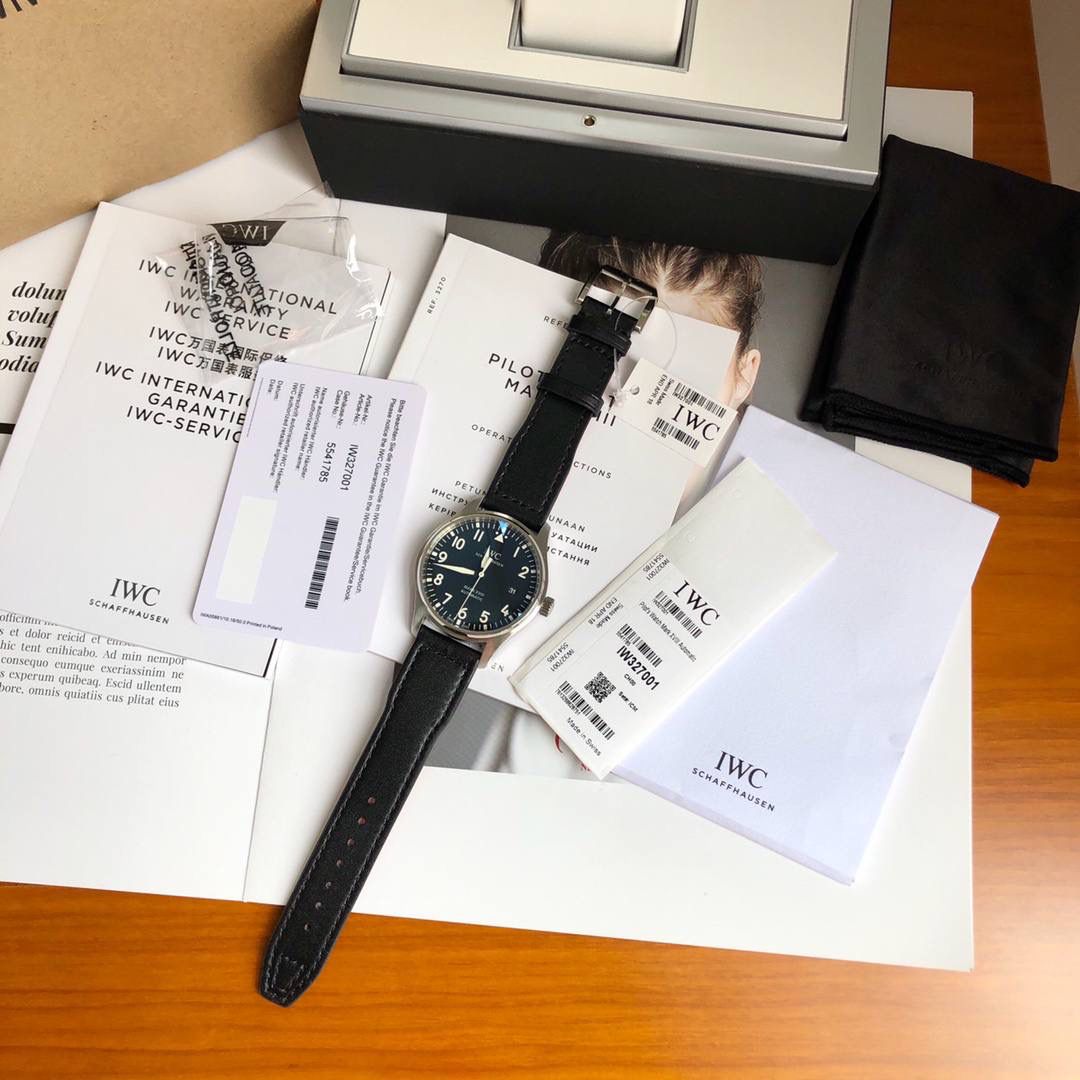 硬货首发，市场独家！IW327001，316L精钢材质，非凡工艺，让小厂知难而退！万国飞行员马克十八传承腕表，采用原装瑞士ETA王牌机芯w-300,40mm表径，全数字刻度超强夜光，双面防反光凸状蓝宝石玻璃表镜。独家渠道进口意大利SANTONI牛皮，一条牛皮成本相当于市场一般牛皮的几倍，在很多细节的把控上都已达到行业顶级，且多项可为标杆，整表细节一丝不苟。 原装价格3W余，一般人均可轻松驾驭，此款万国飞行员腕表视为万国经典款型，任何场景着装均适合佩戴，可谓百搭神器。全套包装出货