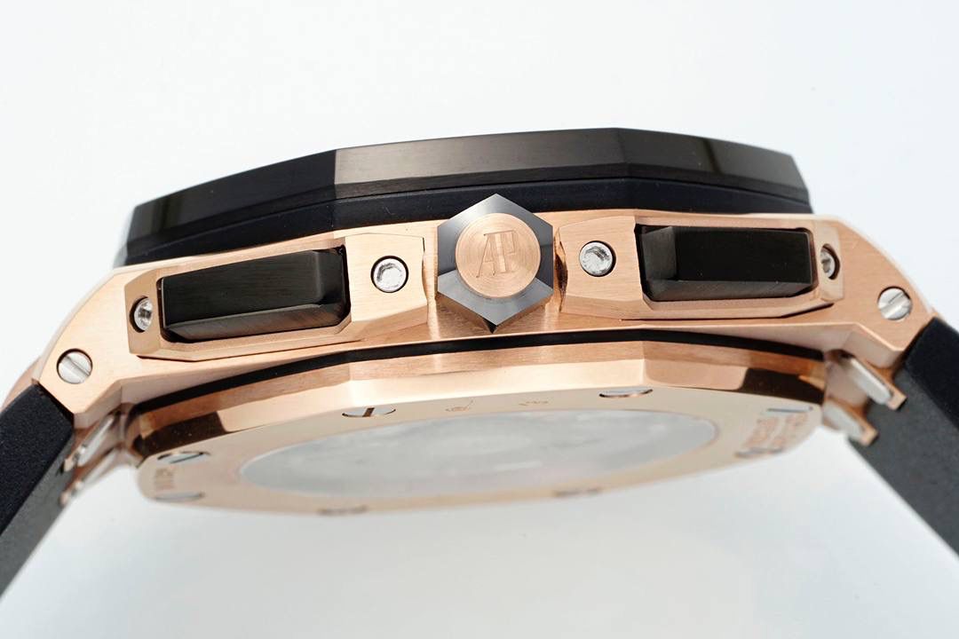 独家开发爱彼皇家橡树离岸系列26420，购入原装1.1打造💯🔥全表采用德国最新cnc技术，每个细节都同步原装，表带表扣通用原装技术实现快拆技术可同原装互换，字面采用最新款纵横格纹面，上手霸气豪华，机芯使用最强丹东机芯外观复刻原装4401机芯实现正面反面与原装难分雌雄。首批数量有限先到先得。首批颜色分别为，1，玫瑰金熊猫眼，2，最火沙漠黄烟熏盘，3，经典蓝盘白眼，4灰盘蓝眼睛，5，经典百搭白熊猫。