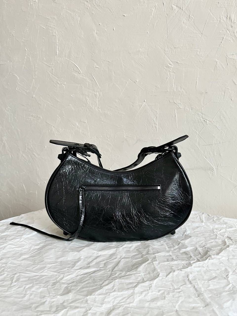 🖤油蜡皮黑枪S/33cm Le Cagole半月包饺子包机车包 Wuhu！！让我重拾就对机车包的爱 半月弧形的包身，保留了软踏踏的皮料感 还有叮叮咚咚的流苏小钱包挂饰 最最让我欢喜的是多了面♥️小镜子！ 全方位细节拿捏住了～👌🏻 xs小号：26×16×10cm671309m s中号：33×16×8.4cm671307m