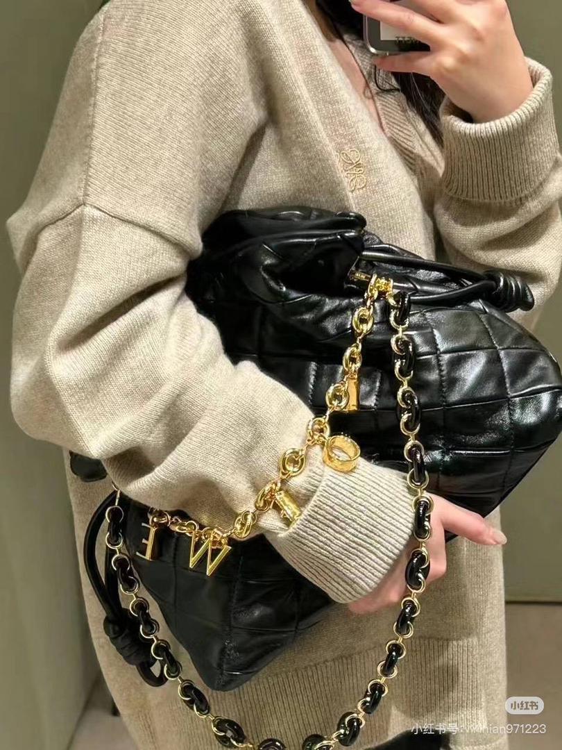 🎈褶皱羊皮福袋 —【👉🏻中号黑色到货】 编码：052028 尺寸：𝟑𝟎-𝟐𝟒.𝟓-𝟏𝟎.𝟓𝐜𝐦 ✅新款福袋采用进口纳帕小羊皮经过手工裁剪、缝合和缝制而成，🉑拆卸🉑调节肩带，多样化背法，容量超大，手感超舒适👍 ✅独家品质，对版细节，全套礼盒🎁给你满满的仪式感👍