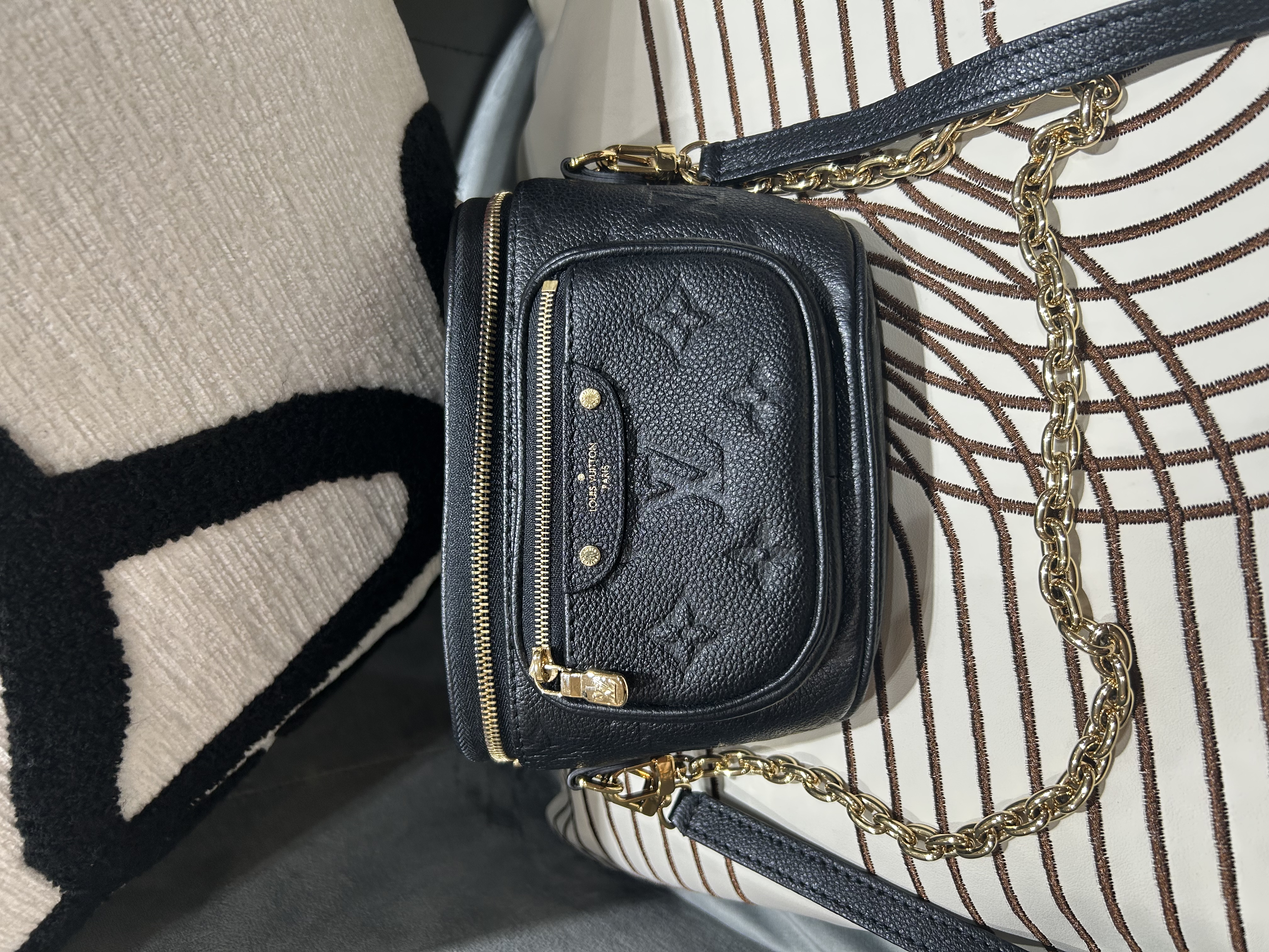 Lv Mini Bumbag Shoulder Bag 黑色M46917 Black Calfskin Monogram Empreinte 100%Authentic ,98%new✅dust bag
