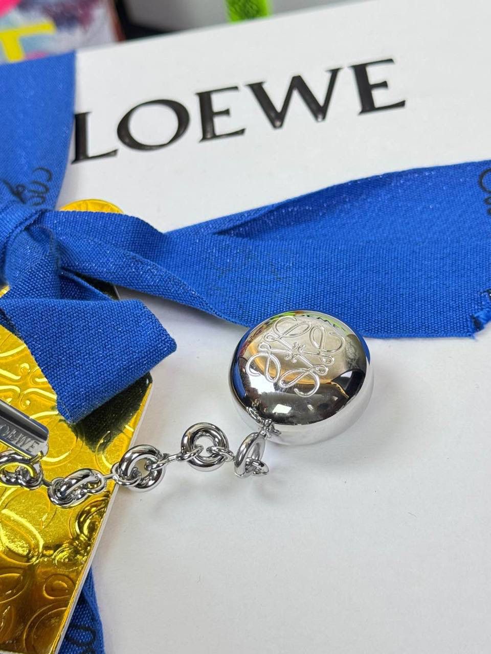 🎈罗家重磅出新👏吊坠出货啦♥️ ➖【金球/银球吊饰】 不仅仅是装饰，更是时尚的追求。可搭配所有包包👜，也可以搭配所有服饰，腰带等，让穿搭变得与众不同，精致时髦😍