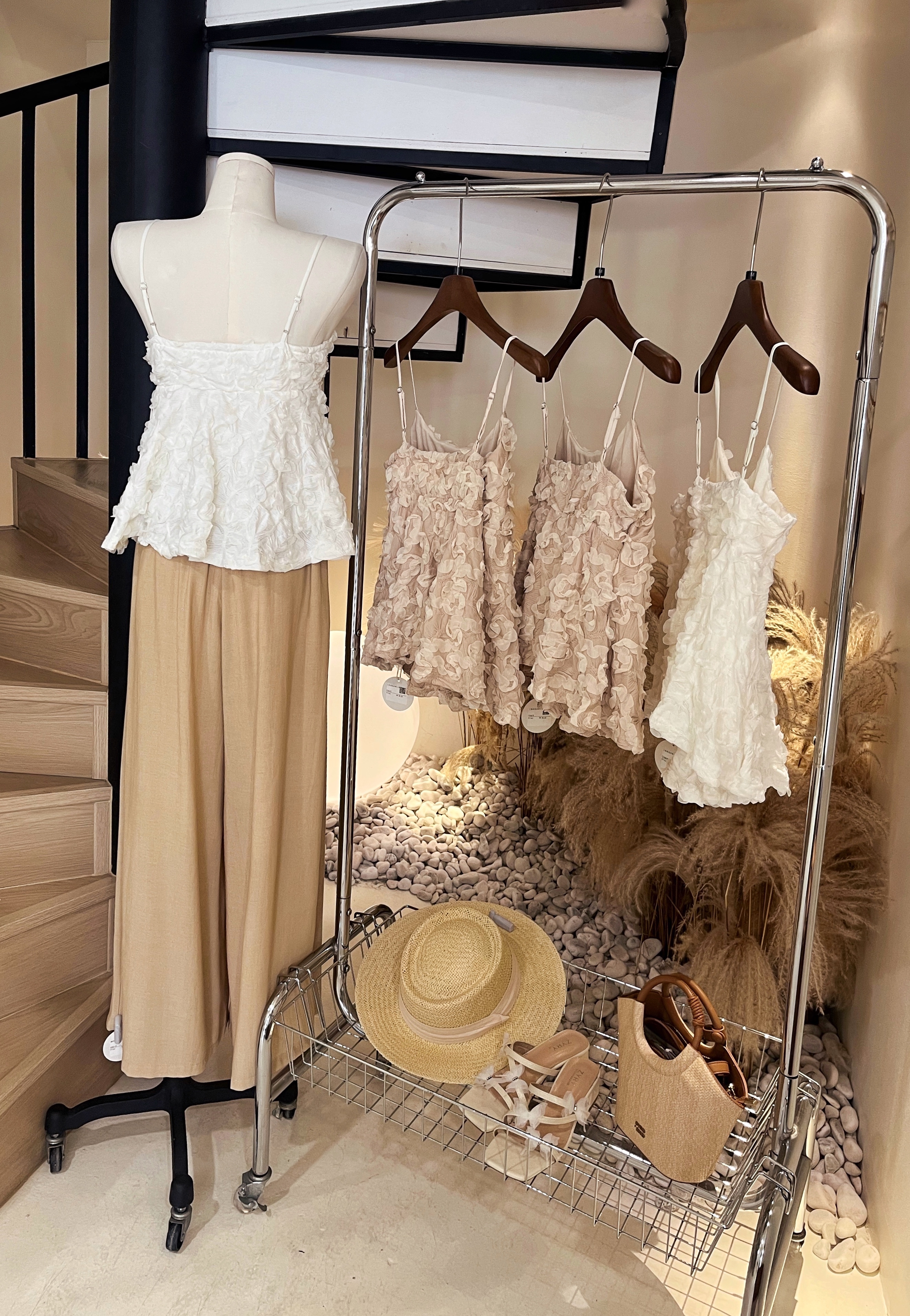 立体花花吊带上衣