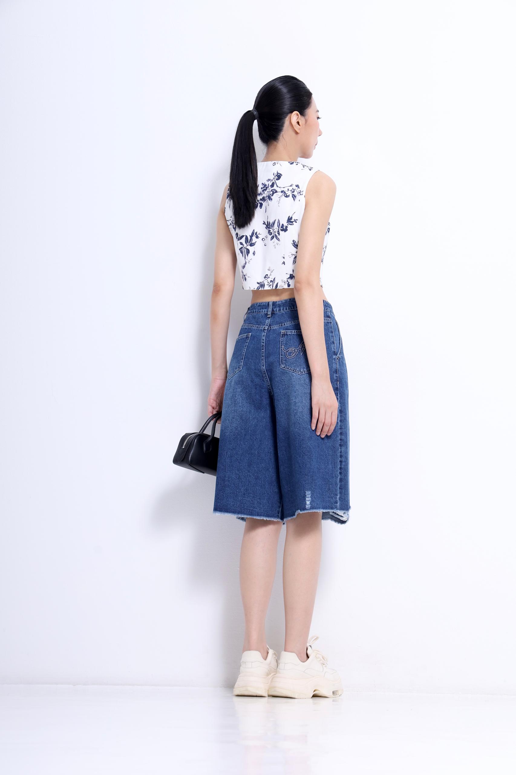 CP1658 BACK EMBD LOGO BERMUDA JEAN
