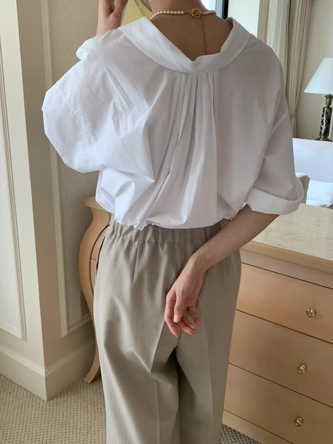 White Shirt with Pearl Buttons and Pleated Back Design ‖ 珍珠纽扣拼褶皱背设计衬衫 KR01115165
