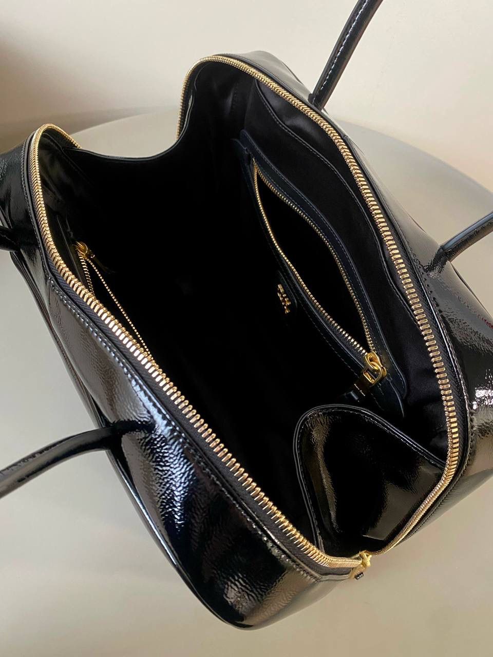 🈶漆皮黑 𝗠𝗶𝘂𝗠𝗶𝘂公文包| 新面料来啦 漆皮色泽光亮自然饱满～ 皮面透着的皱纹仿佛湖面上的水波纹 无论是视觉还是手感，质感都很绝！ 34×23×10cm #F0020m