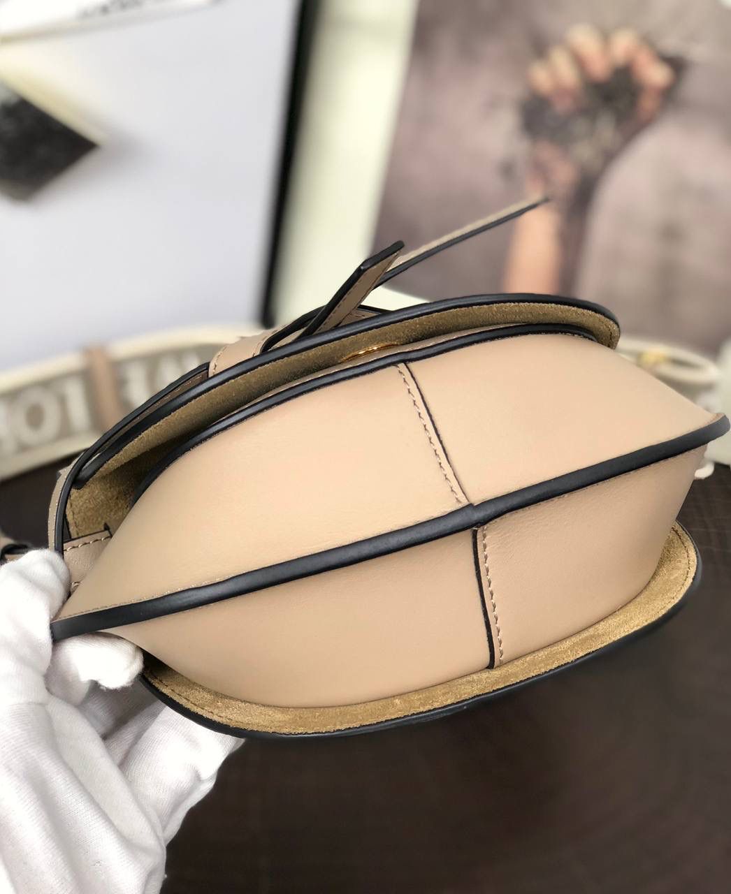 𝐆𝐚𝐭𝐞包包 在2018年春夏时装秀上首次亮相后，立即成为Loew 的IT Bag，正面的蝴蝶结带扣是最明显的标志，用来开合前盖，实用装饰两不误。 小号:20-12.5-19（中部最宽处26cm） 编码:061711织带沙色 迷你:15-9.5-12.5（中部最宽处21cm） 编码:522127织带沙色