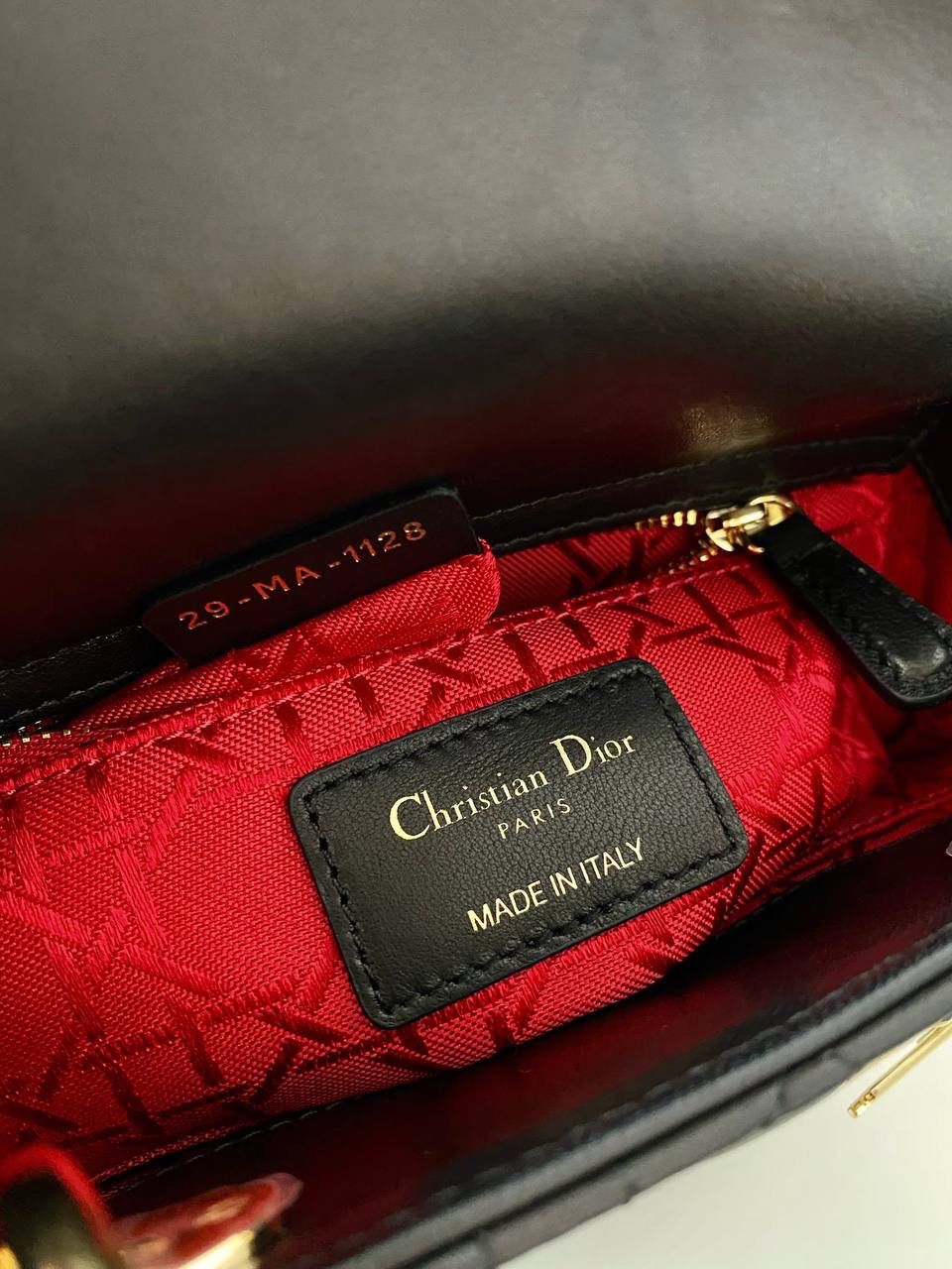 🈶白色，四格 𝗗𝗜𝗢𝗥 𝗟𝗮𝗱𝘆七夕限定 在经典的基础上加了爱心小挂饰 让整个氛围有了爱的烂漫气息 戴妃作为经典的代表，怎么买怎么对 特别手拎时会显得整个人非常温柔优雅 我一直都推荐女生一定要有一只经典款 每个颜色都好好看，完全不需太纠结 20×16.5×8cm 4123m