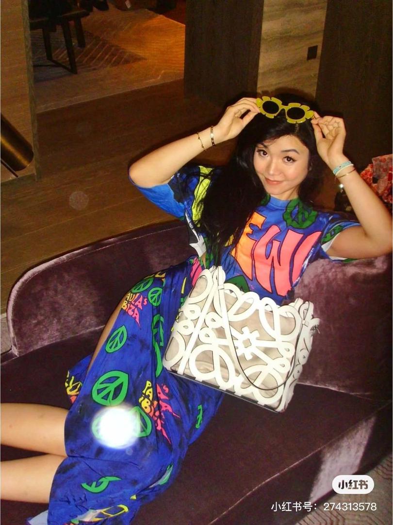 📍小号𝘼𝙣𝙖𝙜𝙧𝙖𝙢 𝙏𝙤𝙩𝙚镂空包 —【白色到货😍】 编码：652210 尺寸：𝟑𝟐-𝟏𝟐-𝟐𝟓.𝟓𝐜𝐦 ❤️以品牌经典Anagram图案镂空牛皮革制成，搭配牛皮革提手肩带和人字形棉帆布束带内袋。 ❤️可肩背或手提。包包自重轻，容量大，优雅与洒脱，自由切换。