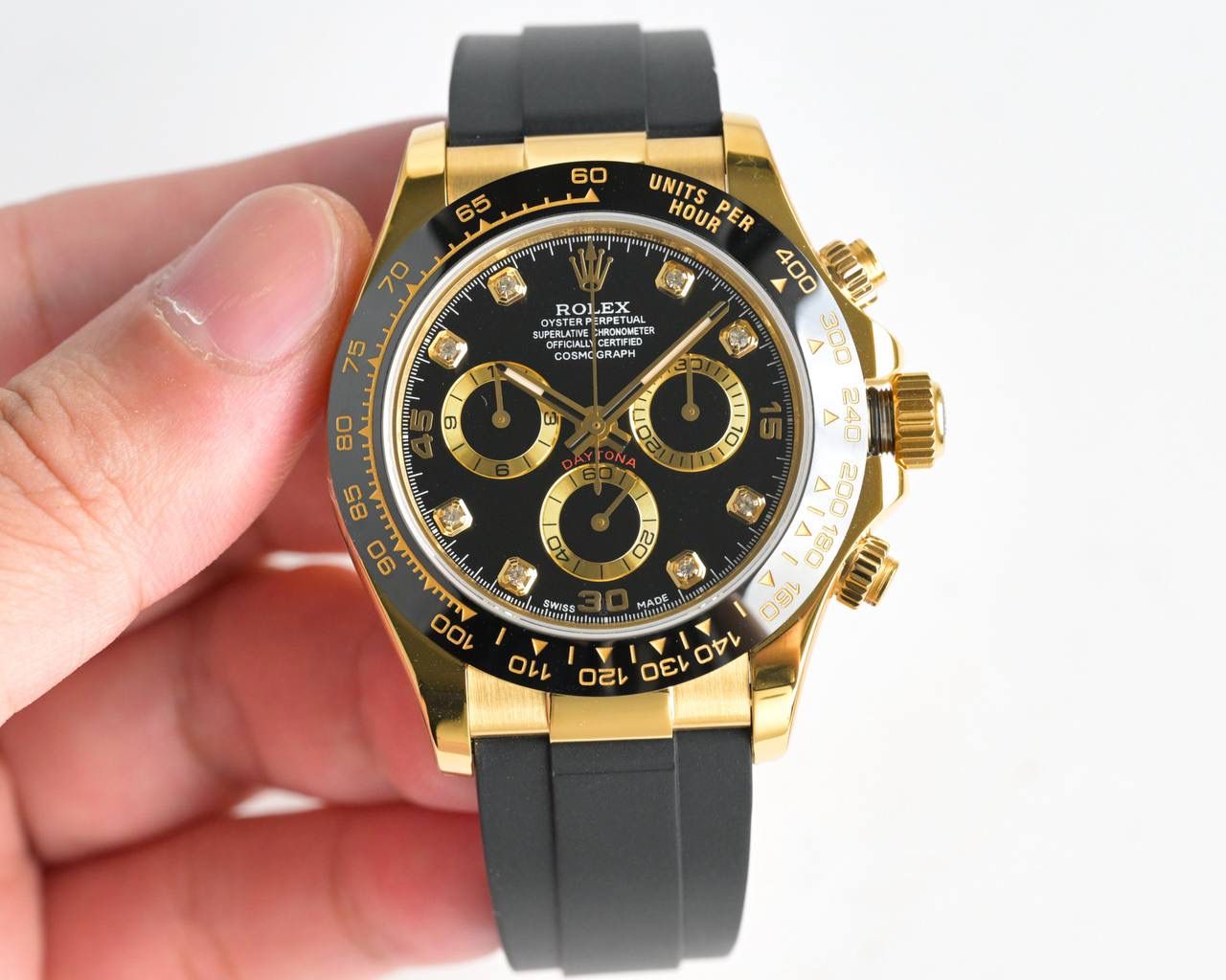 18k包金 现货供应 ROLEX-劳力士迪通拿系列 GTC中国国检检测证书，联网可查！一档调时 计时秒针 3字位9字位小针 功能原装一致！表壳原版开模，表盘尺寸40mm。厚度目前市面上最接近原装的 陶质实心外圈连计速刻度（采用真陶瓷工艺 刮不花 永不退色 质感和正品一致）功能盘字体和盘面logo采用叠加印刷工艺，从侧面观察会有微微隆起之感。盘面的底色纹路经过无数次过滤改正，确保百分百吻合与原装。其上的劳力士金属LOGO单独开模，无论是立体感还是圆润度均可PK原装 易读Chroma light夜光显示 配长效夜光物质。表镜平形蓝宝石水晶玻璃 抗刮损，效果绝不重影，吻合正品。⚠⚠六字位正品一致的有防伪的小皇冠👑（注意细节）表扣采用进口精钢1:1散件打磨而成 拉沙内侧 腐蚀劳力士钢印 外置正品一模一样的表扣保险环，完美在每一个细节！