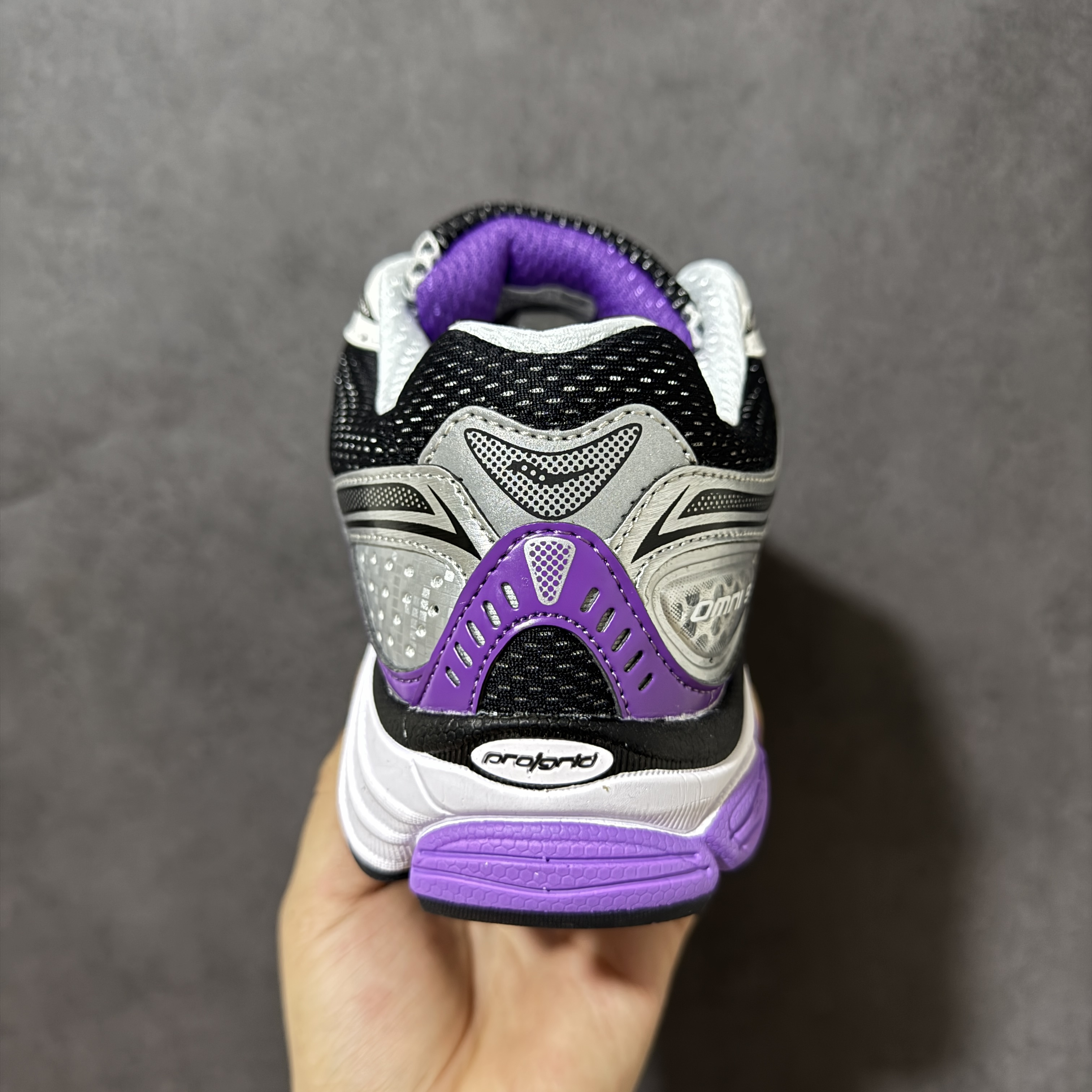 Saucony ProGrid Omni 9 OG