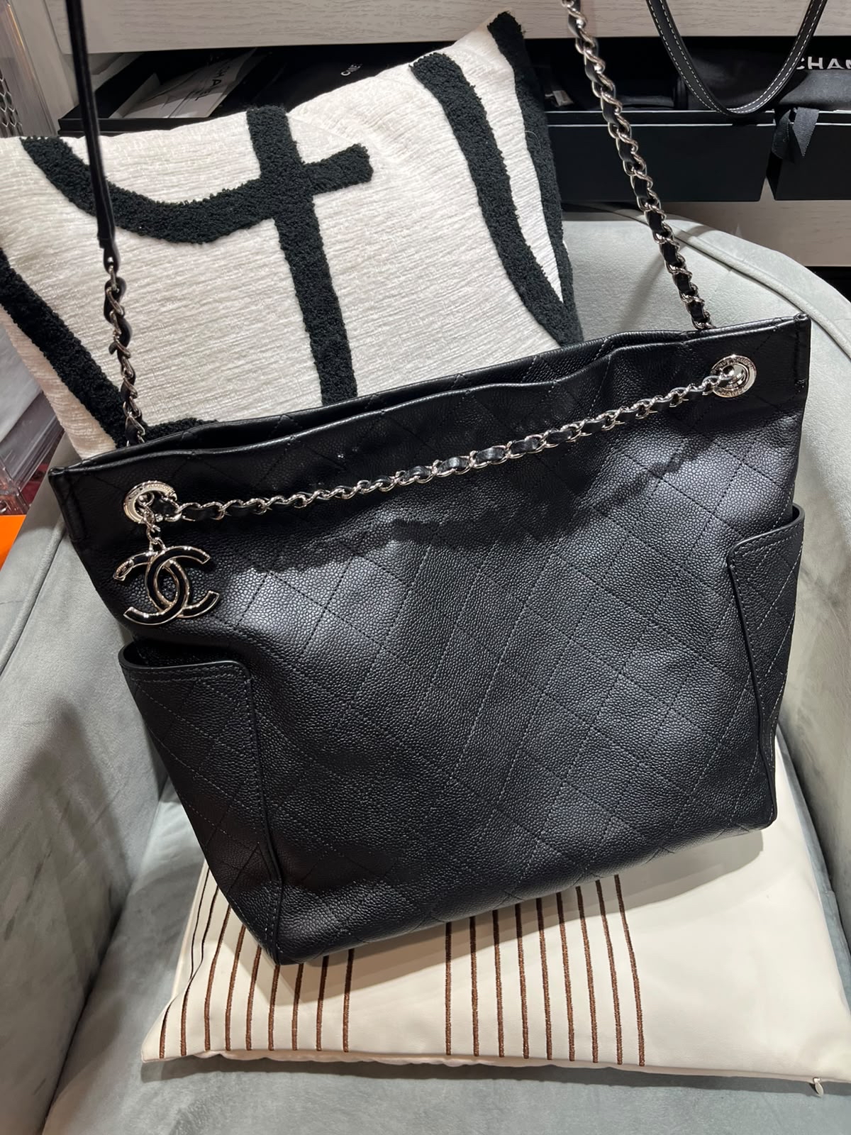Chanel Shoulder Bag Calfskin 黑色魚子醬牛皮100%Authentic, 98%New ✅19 Card✅Dust bag