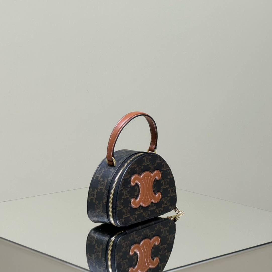 🔥大货实拍图 𝗖𝗘𝗟𝗜𝗡𝗘 ♥️ 𝗧𝗥𝗜𝗢𝗠𝗣𝗛𝗘浮雕半月包 型号：10K642 尺寸：18*12.5*6cm 𝑪𝒆𝒍𝒊𝒏𝒆𝟐𝟑𝑭𝑾最新爆款老花半月包🌙手提盒子，复古与现代的完美融合～每一个细节都尽显精致，从小巧迷你的包身到老花凯旋门的经典面料，都散发出无法抗拒的魅力🤎