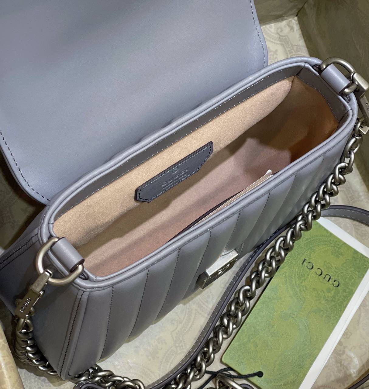 ✈️✈️✈️ 🔥𝙈𝙖𝙧𝙢𝙤𝙣𝙩 菱格原厂皮# ▫️型号583571 ▫️尺寸 21*15.5*8cm G家新款系竖菱格主题，焕新演绎经典造型，选用原厂牛皮材质，饰带银灰色双G，可拆卸金属链肩带设计，可令手提包轻松转换成肩背包，打造多种携带选择。