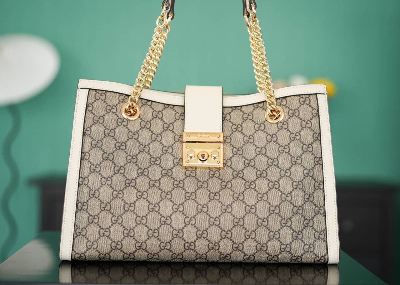 🥯Padlock系列GG中号肩背包 老花白 35cm 休闲、随意、有范 且非常大牌的款真的非Padlock这款购物袋不可 这个尺寸比较通勤风一些，大容量 包身轻便，非常适合上班族！ 官方款号 479197 尺寸：35x23.5x14cm