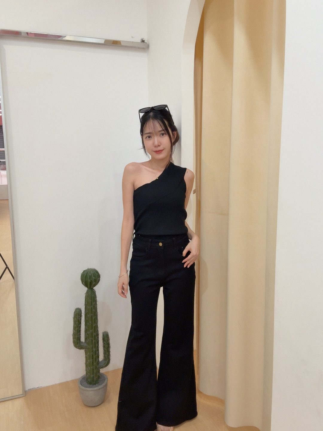 高级感斜领露肩冰丝针织背心上衣 R3074