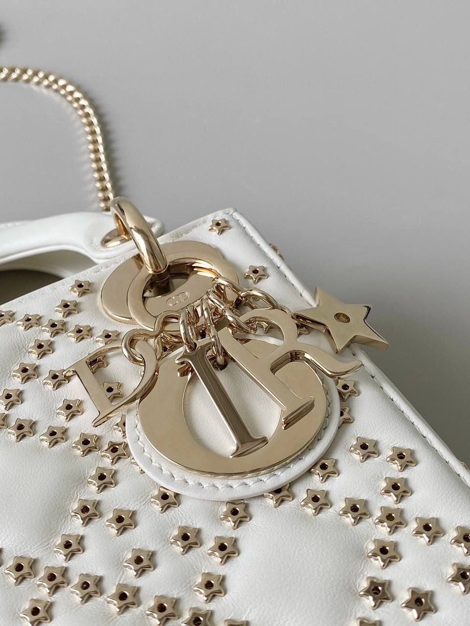 星星钉珠😍𝗗𝗜𝗢𝗥 𝗟𝗮𝗱𝘆三格"七夕限量款" 这季真的是神仙打架都不为过啊 整个包身有546颗小星星钉制藤格图案🌟 还增加了一个星星吊饰呼应，细节太绝了 白色梦幻般像漫天繁星，美得让人心醉 非常重工的一只，每颗星星都有相应位置 必须纯手工制作完成，珍稀产量，先下手为强！ 17×15×7cm