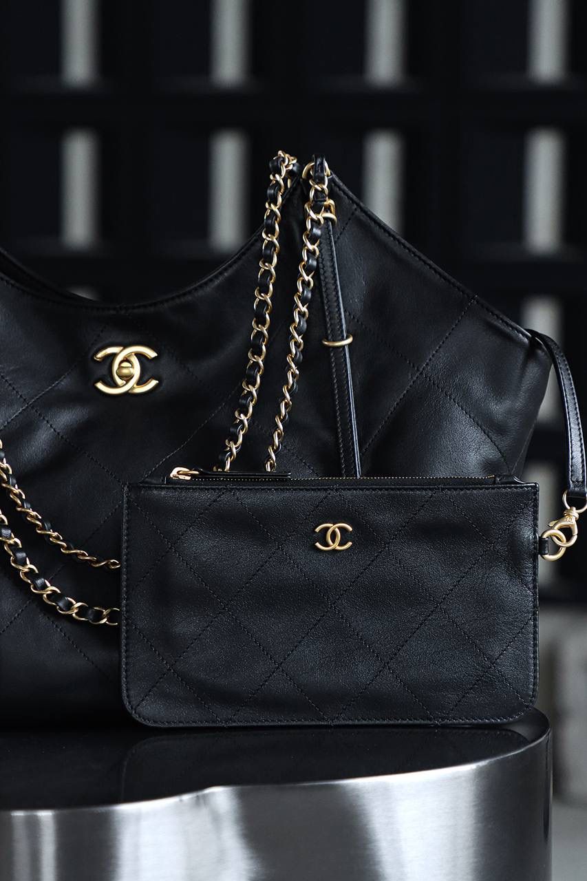 25S Tote購物袋小號鑒定版👜 一包一碼 支持全球鑒定查驗身份證原廠專G Haas皮料過關清單資料可査詢 被GD帶火的香奈兒Tote包，誰背誰時髦！ 25S秀款爆款Tote包必須安利給你們！ 這個包主打就是一個隨性灑脫的範！ 做到了男女同款，經典元素融合得恰到好處，慵懶隨性中透著復古韻味，皮質是超柔軟的小牛皮，觸感絲滑，質感拉滿！ 關鍵是，自重超輕，背起來毫無負擔！ 五金：厚镀24k复古金 皮料：Hass小牛皮 尺寸：31*47*11cm