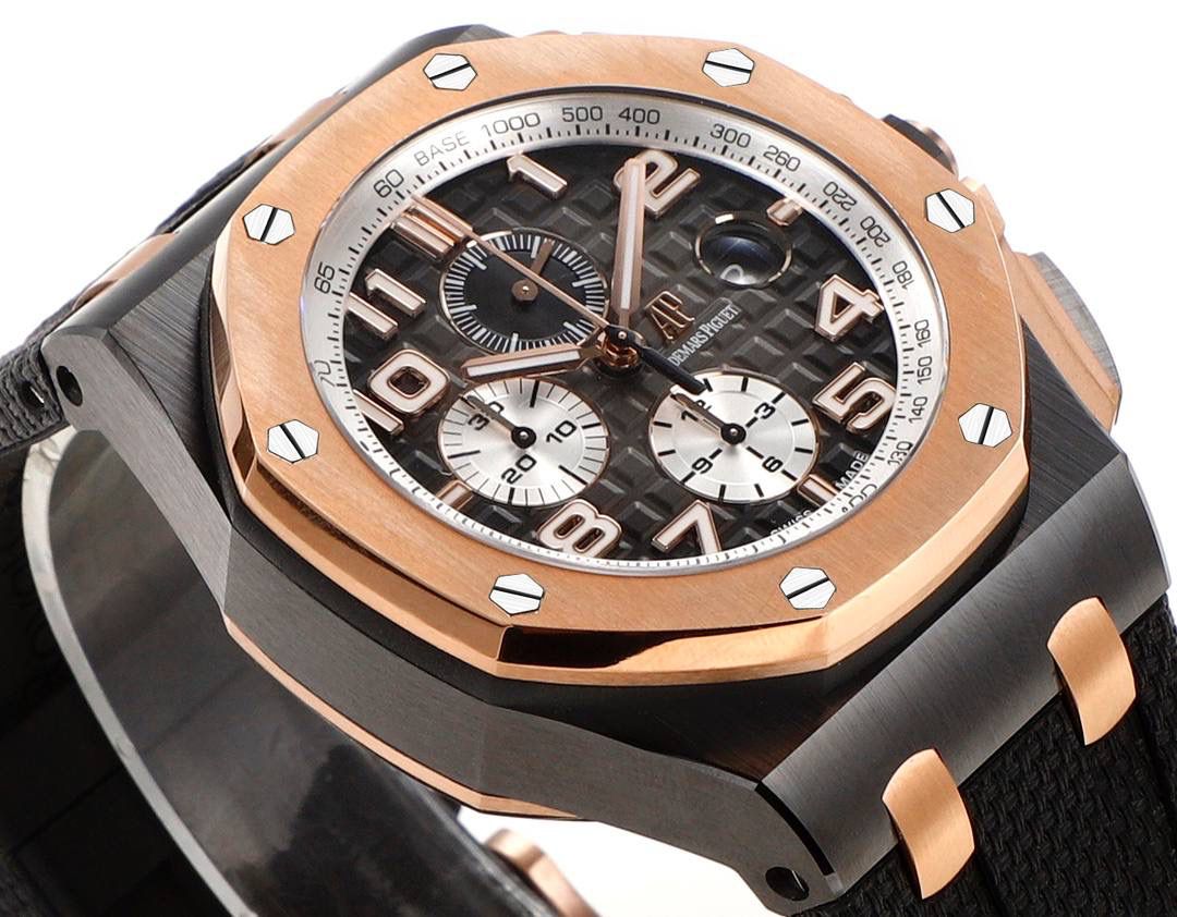 爱彼皇家橡树离岸型横空出世🔥💯引用全新的彩色陶瓷锻造技术，表壳与圈口的选料，不惜重本使用日本进口的氧化锆，无需任何颜料，以超高的压力与超高的温度锻造，形成超高密度的彩色陶瓷，再经过百里挑一，确保每一个成品都与原版毫无色差！CNC级别的打磨，将整一个表壳的边边角角完美处理，即使陶瓷，也做到毫不割手。圈口的拉丝，经过顶级的打磨技术，做到每一丝每一线都毫无断续，每一颗六角螺丝都与表框处在同一平面，拒绝一丝一毫的凸显与凹陷，诠释了何为顶级的复刻工艺！