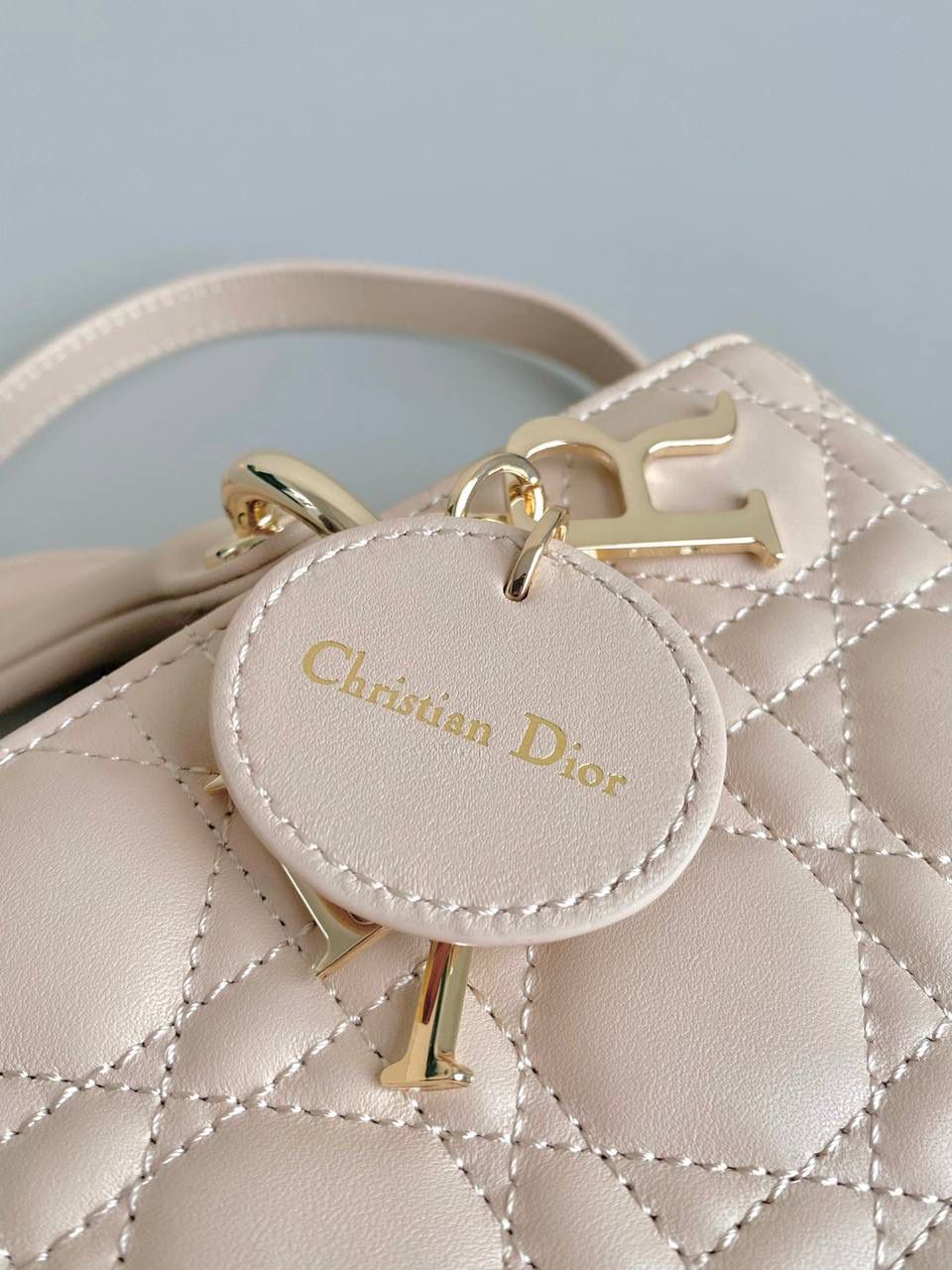 沙粉色小号🎀𝗗𝗶𝗼𝗿 𝗗-𝗝𝗼𝘆 𝗯𝗮𝗴羊皮2023款，新色 时尚果然就是轮回，回归了一把中古戴妃😍🌟 长方包形，短链条➕细长肩带直接封神！！ 复古时髦感超强，真是什么场合都可以把住 绝对是lady中的天花板了，强势出圈啦姐妹们 22.5×12×5.5cm