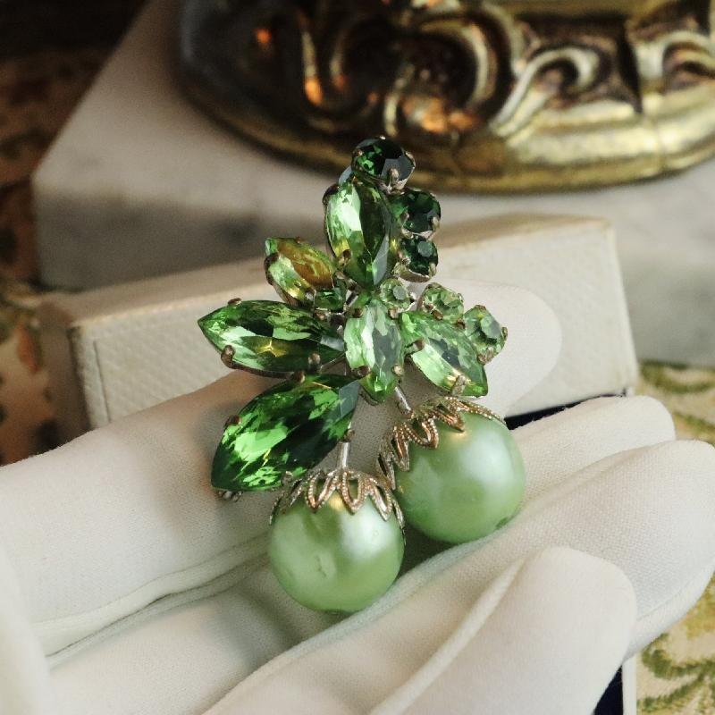 C.a. 1950-60s European Mint Green Glass Pearl Grape Bejewelled Brooch (MZ050)