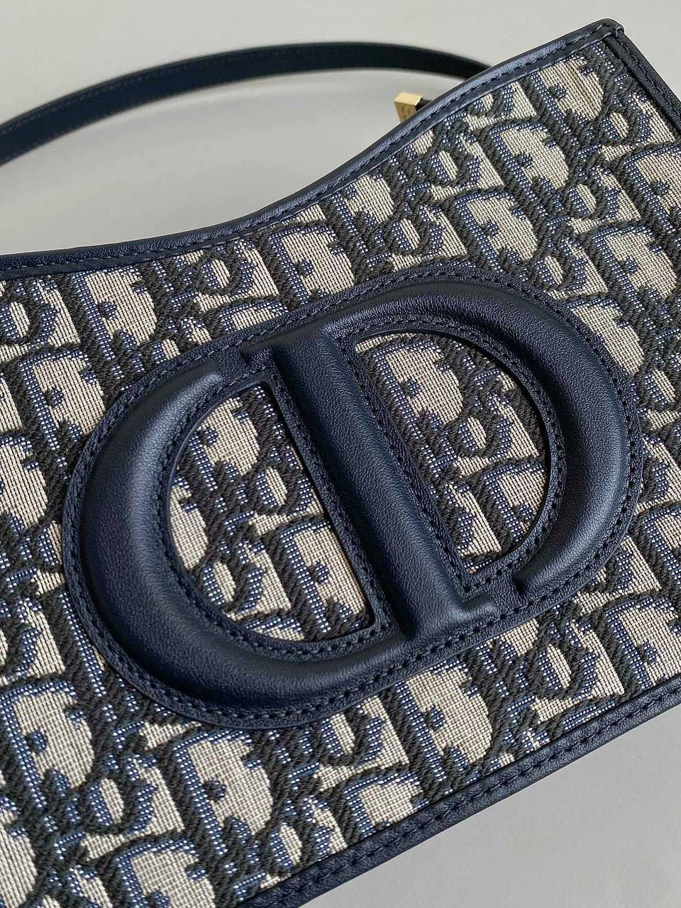 🈶老花蓝 𝗗𝗜𝗢𝗥 𝗦𝗶𝗴𝗻𝗮𝘁𝘂𝗿𝗲 𝗛𝗼𝗯𝗼 腋下包 Hobo在时尚圈一直占据着重要地位 全新包型又来咯，日常轻盈这只绝对OK 经典标志性logo又透着一股复古的调调 任何年龄段女生拿都不违和，非常有品 衔接的链条肩带也显得灵动随性不木讷了 很有法式优雅气息，冬天配大衣一绝 我可以天天背都不腻，通勤率只高不低 23.5×14.5×6cm，8131m