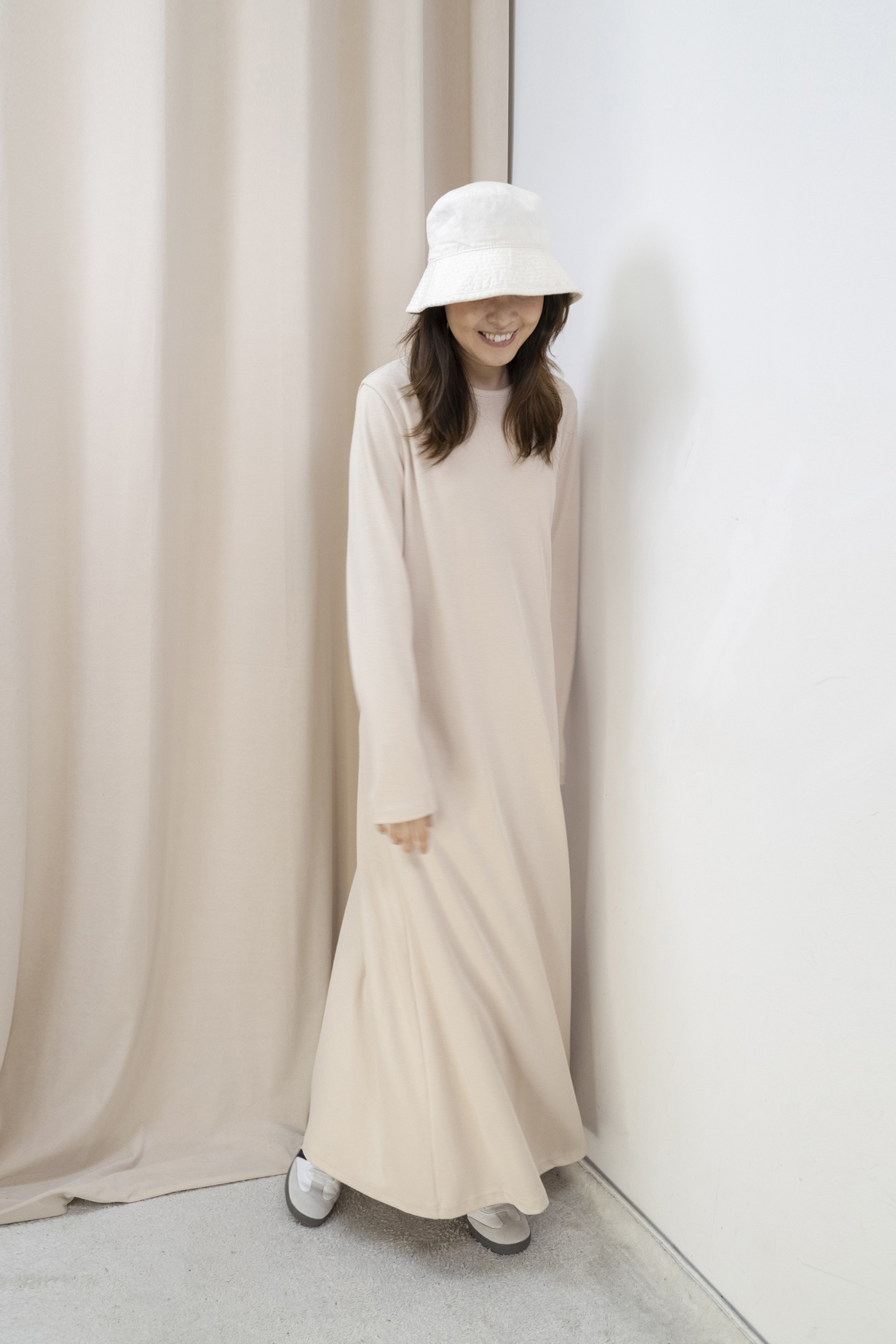 柔軟針織長版連身裙（杏色）