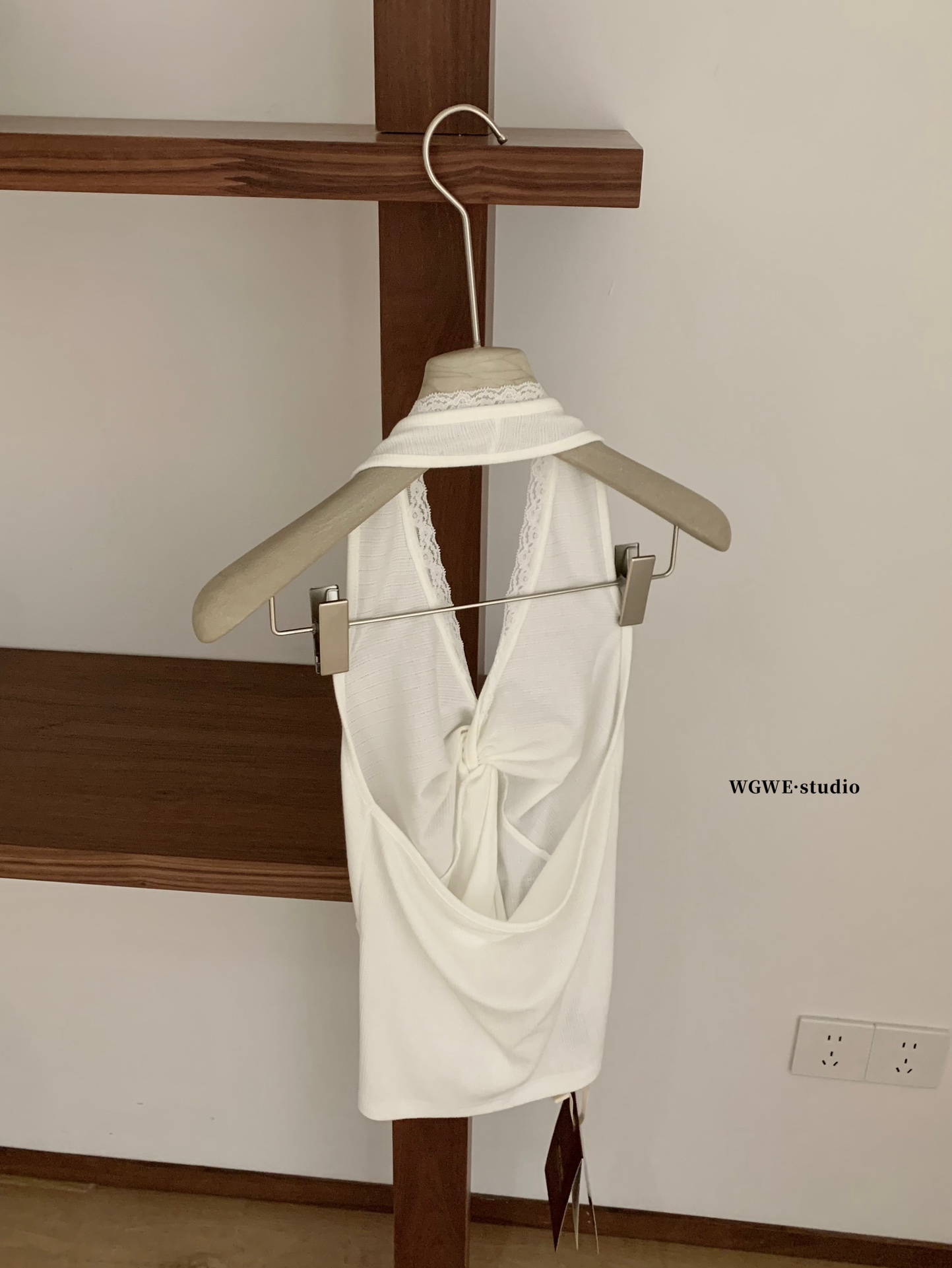 4604“ French Lace Halter Top”法式蕾丝扭结挂脖